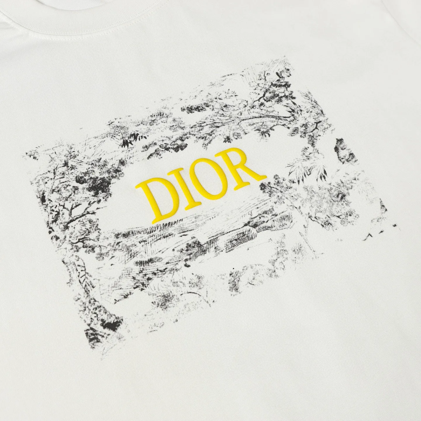 🅿️170 DIOR/Dior 25SS new hot-selling joint model T-shirt short sleeves with floral letter logo pattern on the chest. The first thing that catches the eye is the loose and comfortable black and white solid color versions~~ The ribbed round neck has become the best modification of its version, and the D family is used as the upper body The LOGO is listed on the chest, which highlights the texture even more! The most traditional modification method and the simplest color scale contrast form the strongest and direct contrast, and this is often the most concise and clear minimalist modification method~~A kind of nostalgic classic atmosphere is also there This work spreads inadvertently!! It is made of 280 grams of cotton material, which is unparalleled in terms of upper body comfort. It can be said to be a must-have companion in summer. Its excellent breathability and comfortable wearing feeling are unparalleled ~ Recommended!! Color: black, white SIXE: XS-L