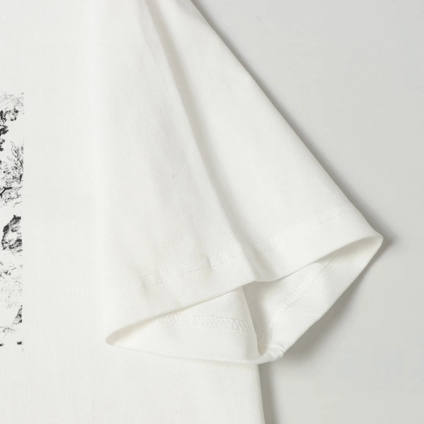 🅿️170 DIOR/Dior 25SS new hot-selling joint model T-shirt short sleeves with floral letter logo pattern on the chest. The first thing that catches the eye is the loose and comfortable black and white solid color versions~~ The ribbed round neck has become the best modification of its version, and the D family is used as the upper body The LOGO is listed on the chest, which highlights the texture even more! The most traditional modification method and the simplest color scale contrast form the strongest and direct contrast, and this is often the most concise and clear minimalist modification method~~A kind of nostalgic classic atmosphere is also there This work spreads inadvertently!! It is made of 280 grams of cotton material, which is unparalleled in terms of upper body comfort. It can be said to be a must-have companion in summer. Its excellent breathability and comfortable wearing feeling are unparalleled ~ Recommended!! Color: black, white SIXE: XS-L