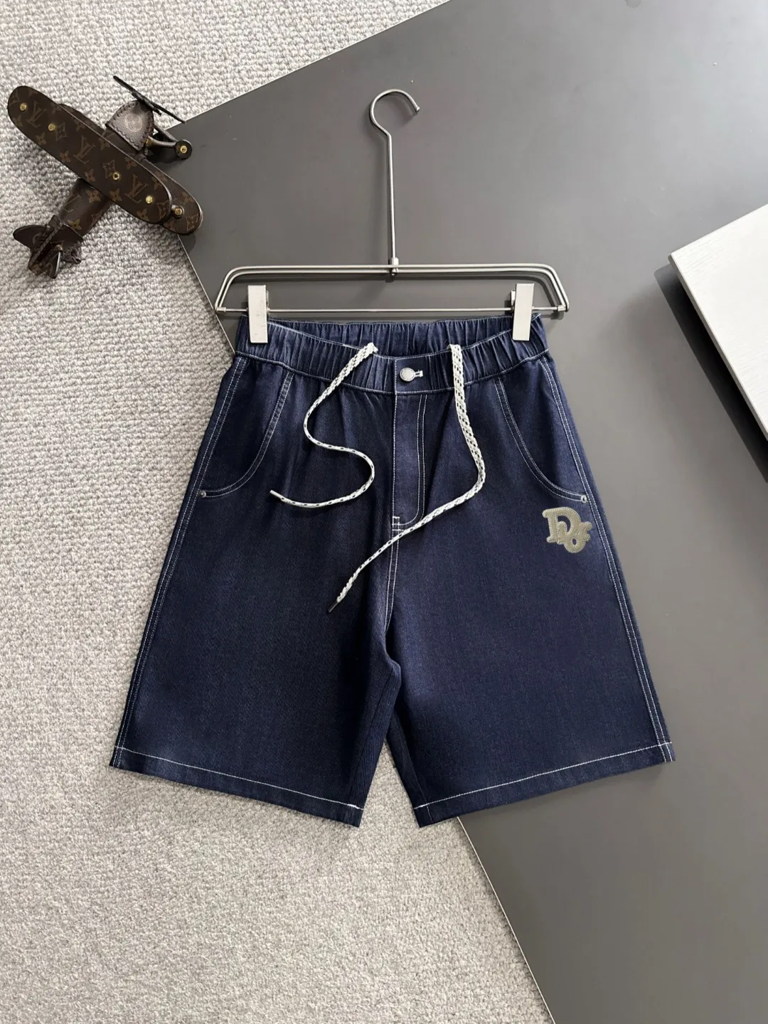 🅿️330 shipped next day. High-quality DIOR/Dior 2025 spring and summer new high-definition elastic band casual solid color loose shorts. Made with machines imported from Italy. The hem of the trousers is hemmed with two needles. The stitching is fine and firm. The fabric is customized at the counter. It has high breathability and comfort. The details are impeccable. The brand element design concept reflects high quality. It feels delicate and soft! It presents a casual cut and the upper body shape is great! Size: S-XXL