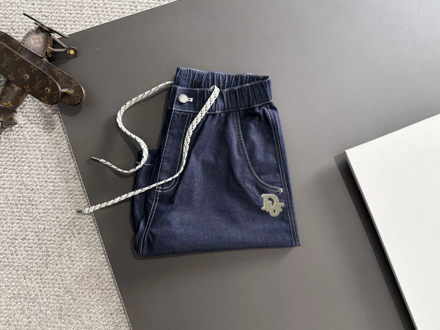 🅿️330 shipped next day. High-quality DIOR/Dior 2025 spring and summer new high-definition elastic band casual solid color loose shorts. Made with machines imported from Italy. The hem of the trousers is hemmed with two needles. The stitching is fine and firm. The fabric is customized at the counter. It has high breathability and comfort. The details are impeccable. The brand element design concept reflects high quality. It feels delicate and soft! It presents a casual cut and the upper body shape is great! Size: S-XXL