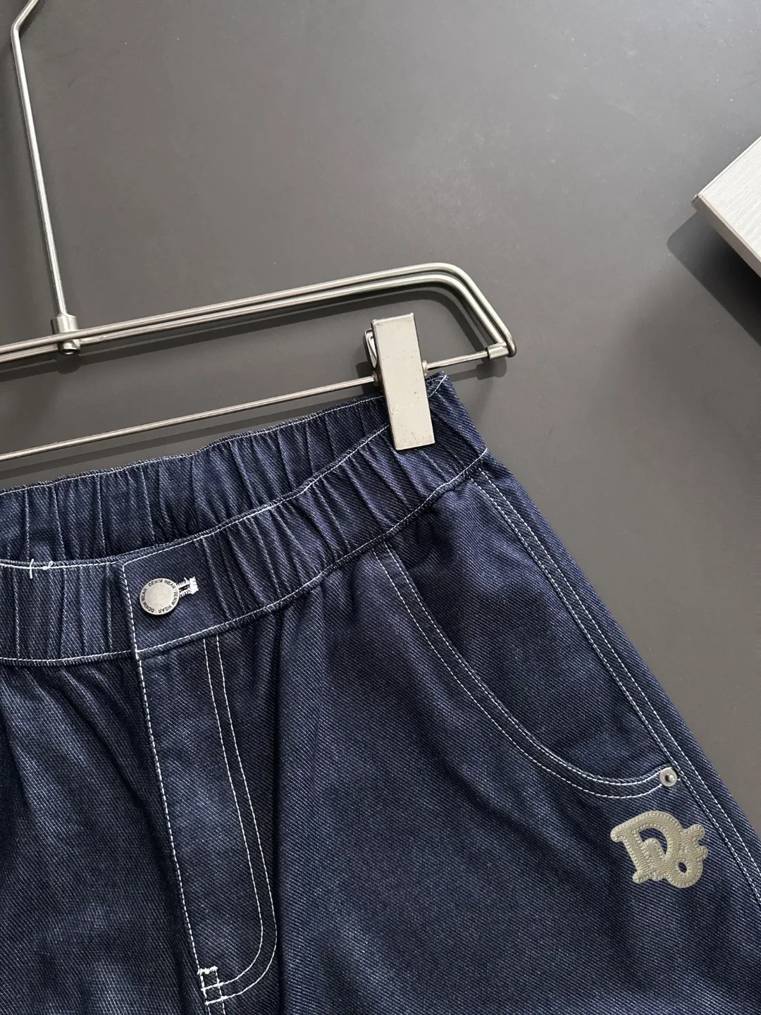 🅿️330 shipped next day. High-quality DIOR/Dior 2025 spring and summer new high-definition elastic band casual solid color loose shorts. Made with machines imported from Italy. The hem of the trousers is hemmed with two needles. The stitching is fine and firm. The fabric is customized at the counter. It has high breathability and comfort. The details are impeccable. The brand element design concept reflects high quality. It feels delicate and soft! It presents a casual cut and the upper body shape is great! Size: S-XXL