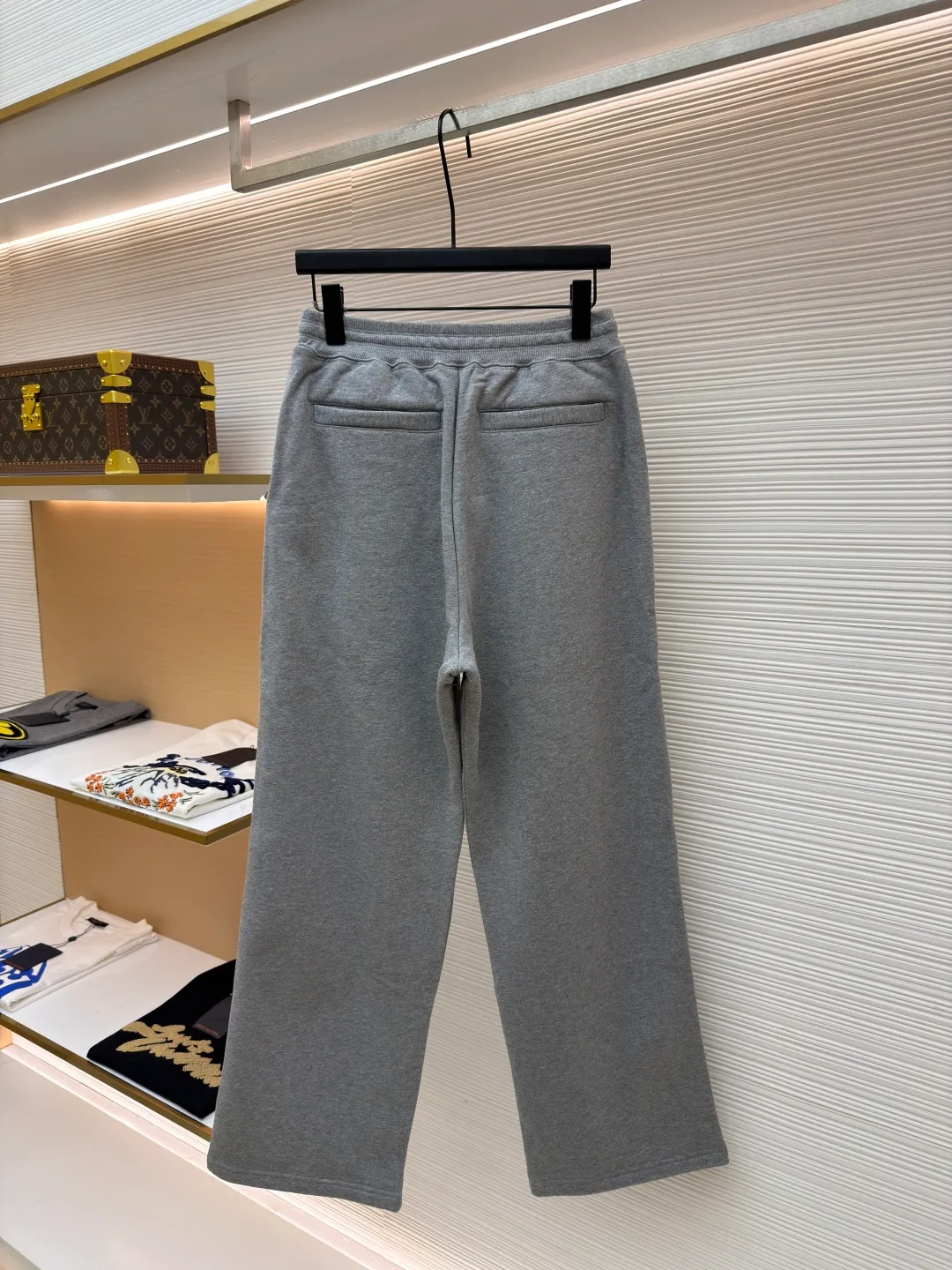 Dior segment-dyed yarn discharge printing trousers ●Original version: purchased and developed for 18,000 ●Item number: 1681136-A60 ●Fabric: fine beaded sail cotton fabric ●Technology: reactive discharge printing production ●Version: fitted version ●Weight: about 800 grams ●Size: S-M-L-XL ●Description: The fabric is made of [40s double-strand fine beaded sail cotton], dyed according to the Y version [custom-dyed bulk fabric color], using [batik technology], [open circular mesh CD letter pattern], using [imported slurry], [active discharge printing technology], [enzyme roller washed] ready-made garments, matching [aluminum alloy disc with letter I-shaped buckle], back waist [flat car sticker genuine leather embossed leather plate]. The overall wiring is straight and delicate, the fabric is comfortable and soft, and the color is consistent without color difference. It can be matched with the same style to create a fashionable look and control various occasions. Customized accessories, complete with three standards, same style for men and women!