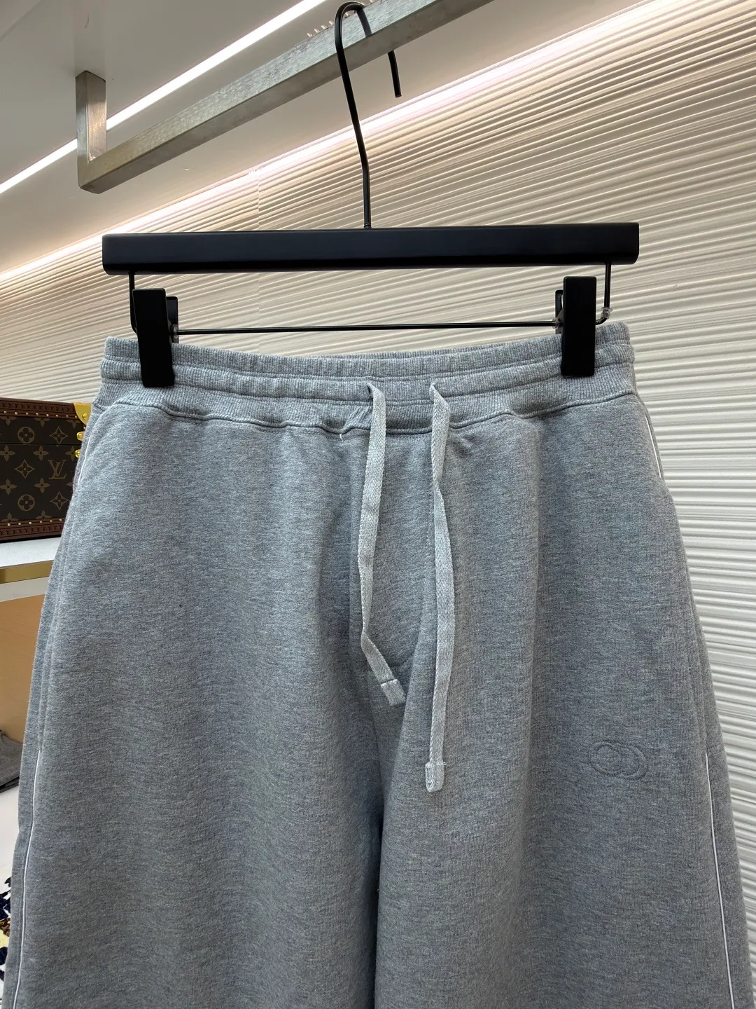 Dior segment-dyed yarn discharge printing trousers ●Original version: purchased and developed for 18,000 ●Item number: 1681136-A60 ●Fabric: fine beaded sail cotton fabric ●Technology: reactive discharge printing production ●Version: fitted version ●Weight: about 800 grams ●Size: S-M-L-XL ●Description: The fabric is made of [40s double-strand fine beaded sail cotton], dyed according to the Y version [custom-dyed bulk fabric color], using [batik technology], [open circular mesh CD letter pattern], using [imported slurry], [active discharge printing technology], [enzyme roller washed] ready-made garments, matching [aluminum alloy disc with letter I-shaped buckle], back waist [flat car sticker genuine leather embossed leather plate]. The overall wiring is straight and delicate, the fabric is comfortable and soft, and the color is consistent without color difference. It can be matched with the same style to create a fashionable look and control various occasions. Customized accessories, complete with three standards, same style for men and women!