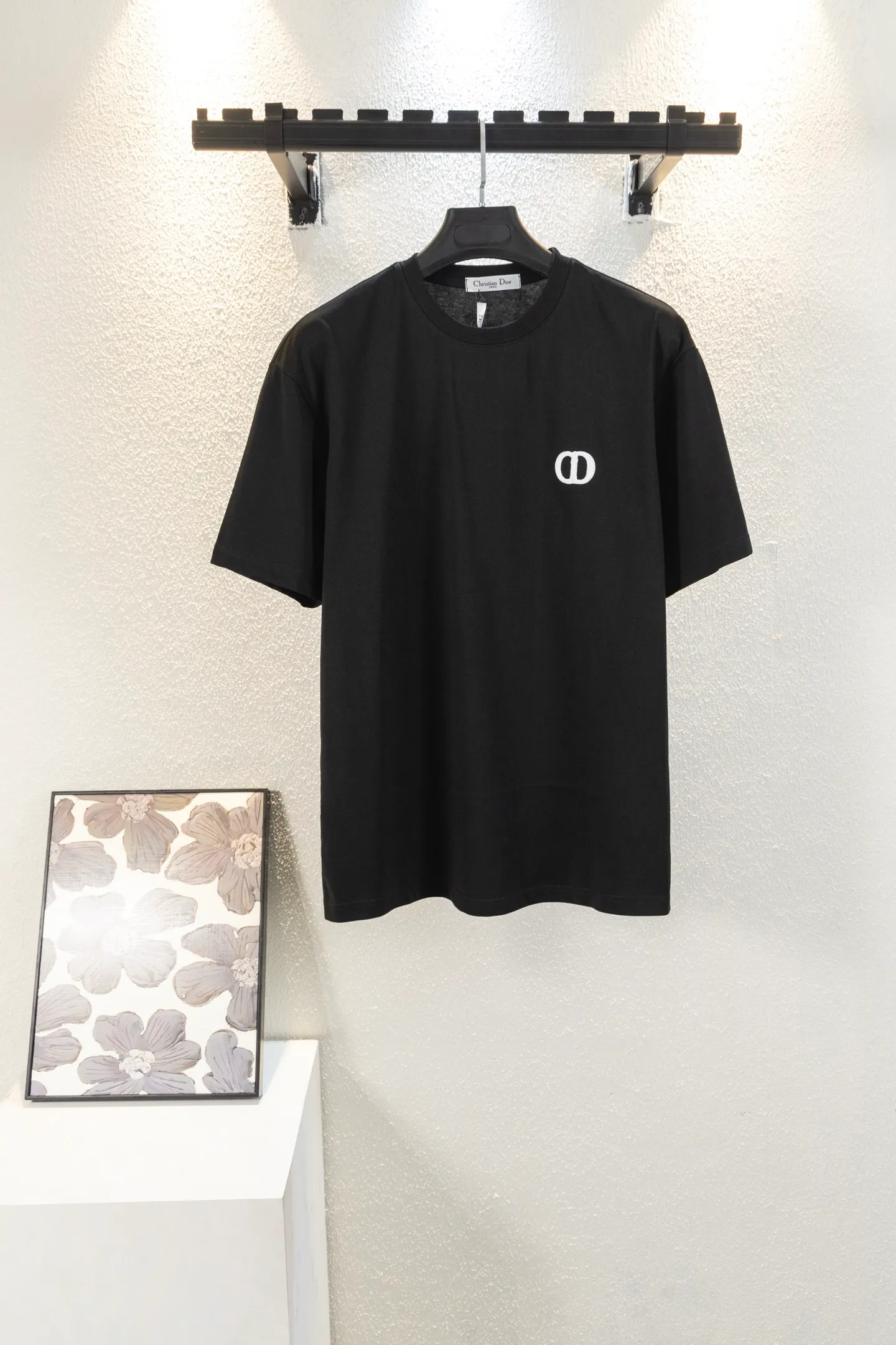 🅿️170 style number k8041 DIOR Dior embroidered letters‼ ️Short-sleeved T-shirt® is the same as the official website *Customized 280g cotton fabric, soft, skin-friendly and comfortable *CD letter logo embroidered on the front *A very simple and elegant one that is unparalleled in terms of upper body comfort, interpreting your luxury and taste, and creating your fashionable charm. ⚠️Washing method: It is recommended to dry clean or wrap the reverse side in a laundry bag and machine wash it quickly in cold water and let it dry naturally! ⚠️Same style for men and women 𝐂𝐎𝐋𝐎𝐔𝐑: white black 𝐒𝐈𝐙𝐄 XS S M L