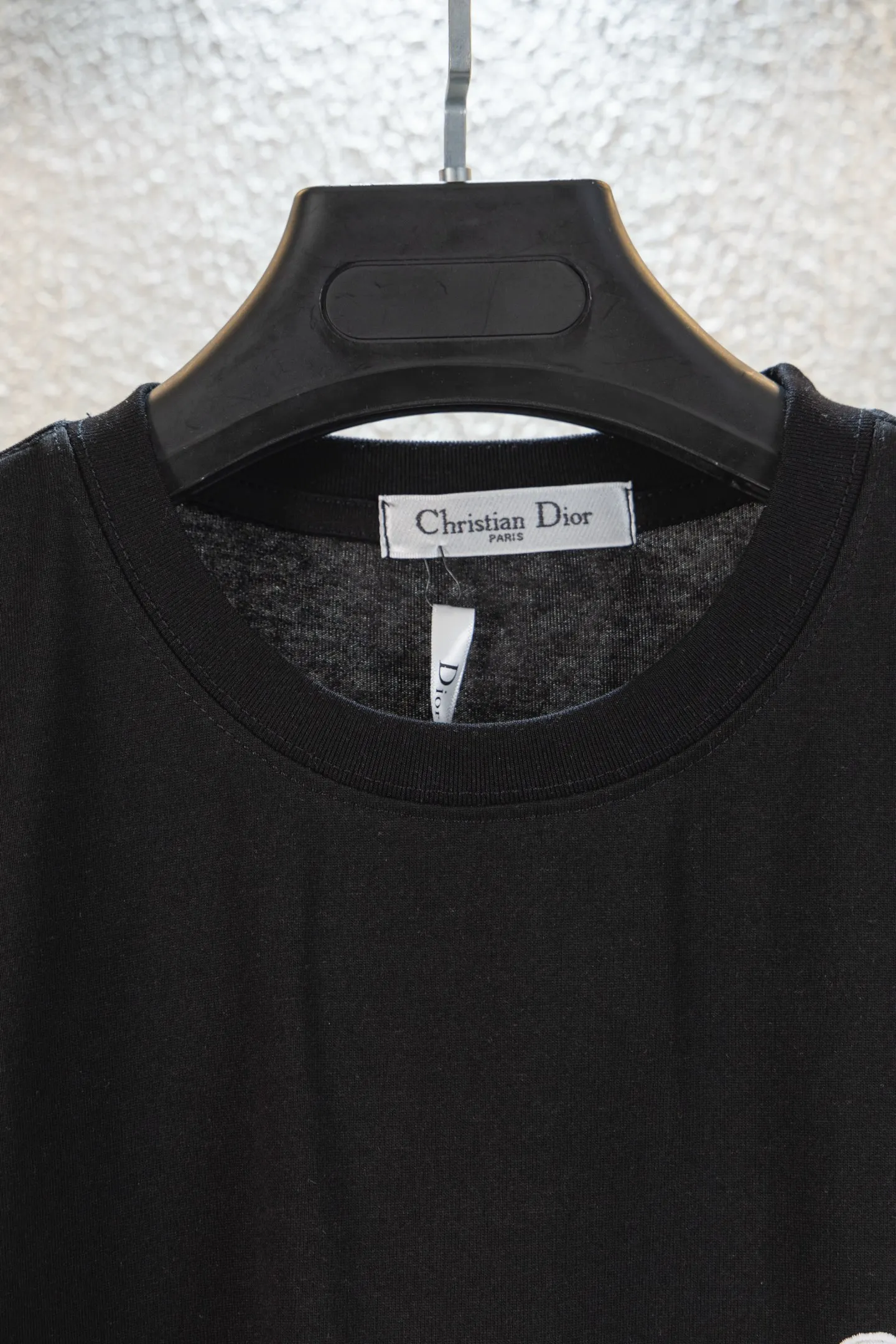 🅿️170 style number k8041 DIOR Dior embroidered letters‼ ️Short-sleeved T-shirt® is the same as the official website *Customized 280g cotton fabric, soft, skin-friendly and comfortable *CD letter logo embroidered on the front *A very simple and elegant one that is unparalleled in terms of upper body comfort, interpreting your luxury and taste, and creating your fashionable charm. ⚠️Washing method: It is recommended to dry clean or wrap the reverse side in a laundry bag and machine wash it quickly in cold water and let it dry naturally! ⚠️Same style for men and women 𝐂𝐎𝐋𝐎𝐔𝐑: white black 𝐒𝐈𝐙𝐄 XS S M L