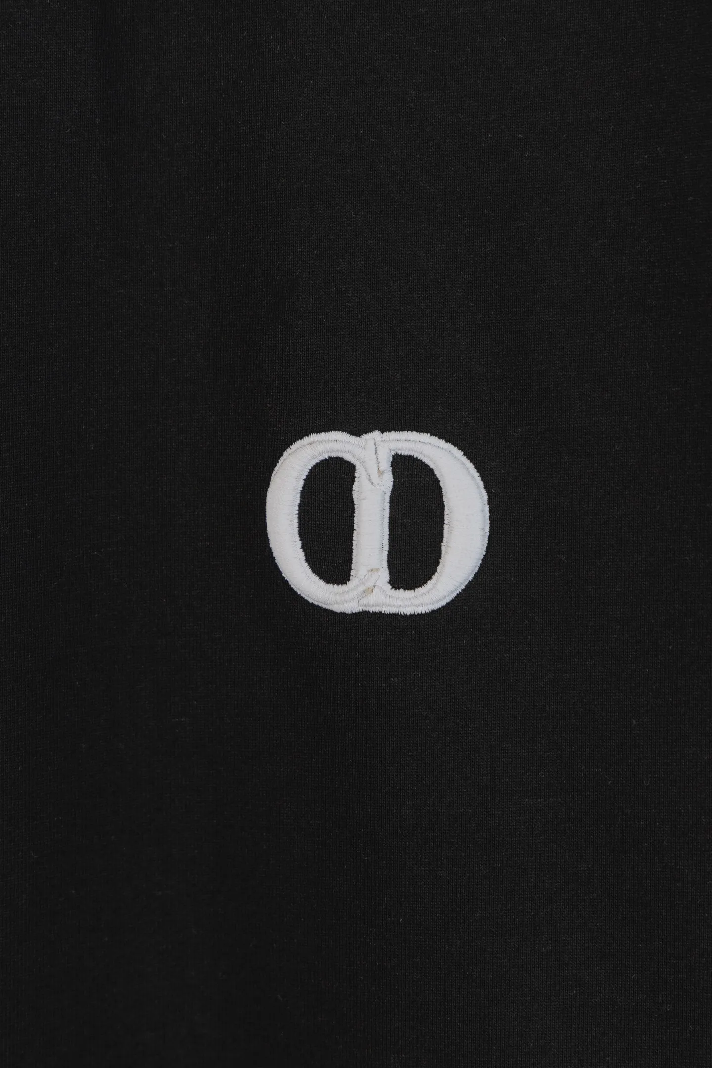 🅿️170 style number k8041 DIOR Dior embroidered letters‼ ️Short-sleeved T-shirt® is the same as the official website *Customized 280g cotton fabric, soft, skin-friendly and comfortable *CD letter logo embroidered on the front *A very simple and elegant one that is unparalleled in terms of upper body comfort, interpreting your luxury and taste, and creating your fashionable charm. ⚠️Washing method: It is recommended to dry clean or wrap the reverse side in a laundry bag and machine wash it quickly in cold water and let it dry naturally! ⚠️Same style for men and women 𝐂𝐎𝐋𝐎𝐔𝐑: white black 𝐒𝐈𝐙𝐄 XS S M L