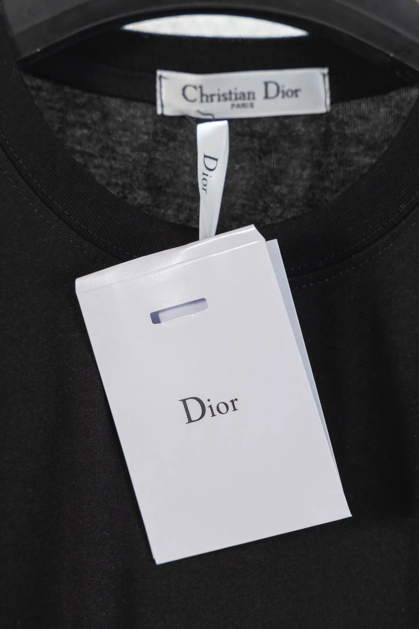 🅿️170 style number k8041 DIOR Dior embroidered letters‼ ️Short-sleeved T-shirt® is the same as the official website *Customized 280g cotton fabric, soft, skin-friendly and comfortable *CD letter logo embroidered on the front *A very simple and elegant one that is unparalleled in terms of upper body comfort, interpreting your luxury and taste, and creating your fashionable charm. ⚠️Washing method: It is recommended to dry clean or wrap the reverse side in a laundry bag and machine wash it quickly in cold water and let it dry naturally! ⚠️Same style for men and women 𝐂𝐎𝐋𝐎𝐔𝐑: white black 𝐒𝐈𝐙𝐄 XS S M L