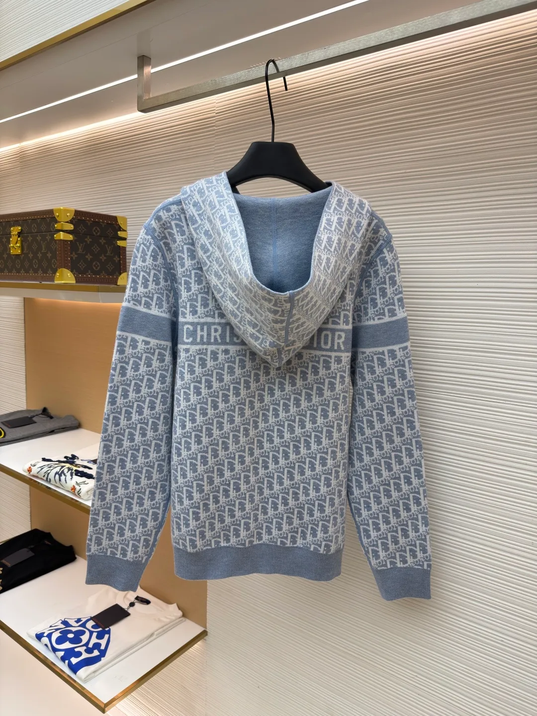 DIOR double-sided cashmere zipper jacket ●Item number: 1682339-B50 ●Fabric: Cashmere fabric ●Technology: Knitting ●Version: Fitted version ●Weight: about 950 grams ●Size: S-M-L-XL-XXL ●Description: Made of high-weight cashmere, warm, soft and comfortable! Reversible knit sweater with navy blue on one side and signature Oblique print on the other for a classic reversible look. The double-sided zipper with custom molding can be matched at will and the classic is reproduced. The overall wiring is straight and delicate, the fabric is comfortable and soft, and the color is consistent without color difference. It can be matched with the same style to create a fashionable look and control various occasions. Customized accessories, complete with three standards, same style for men and women!
