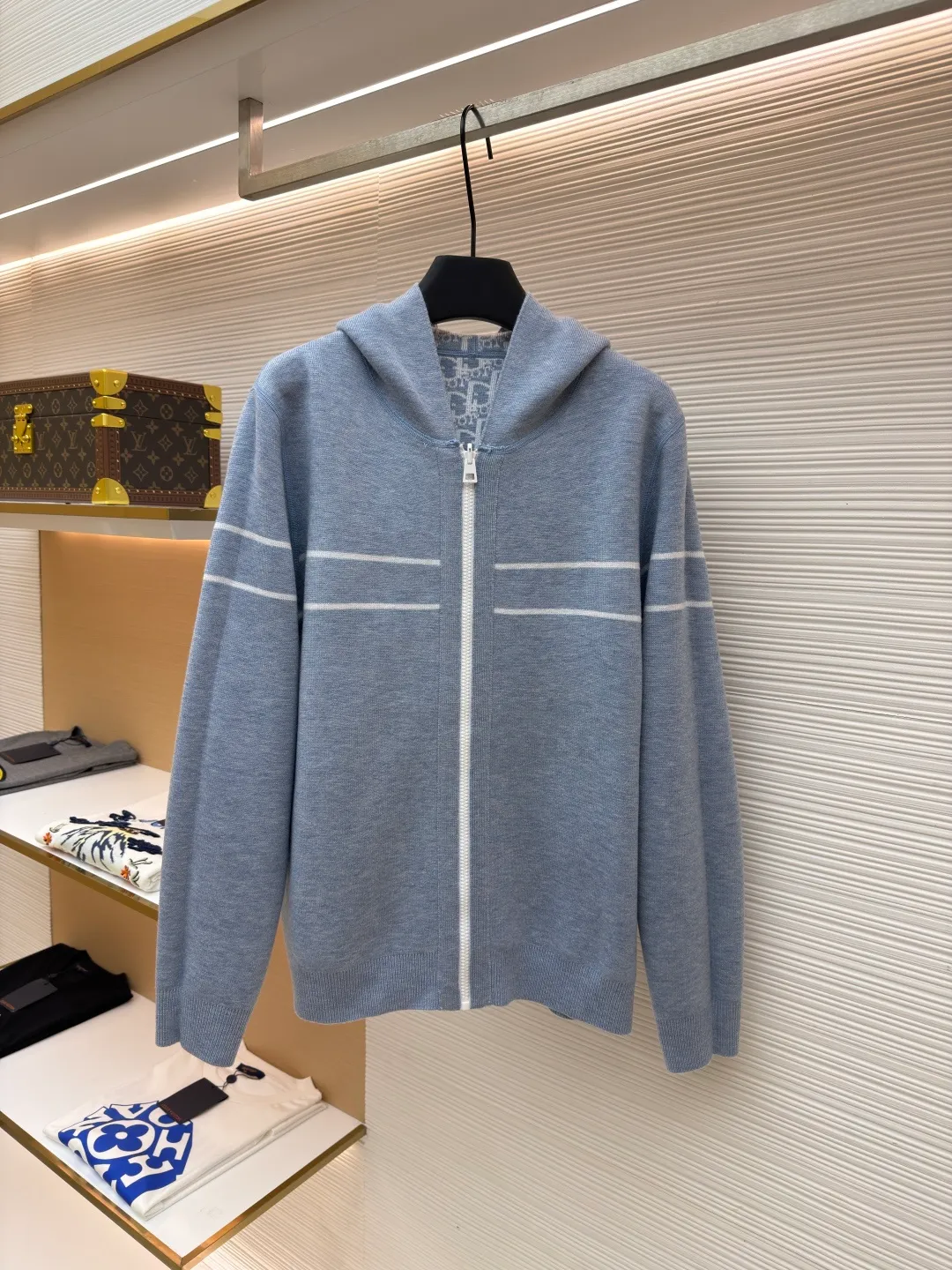 DIOR double-sided cashmere zipper jacket ●Item number: 1682339-B50 ●Fabric: Cashmere fabric ●Technology: Knitting ●Version: Fitted version ●Weight: about 950 grams ●Size: S-M-L-XL-XXL ●Description: Made of high-weight cashmere, warm, soft and comfortable! Reversible knit sweater with navy blue on one side and signature Oblique print on the other for a classic reversible look. The double-sided zipper with custom molding can be matched at will and the classic is reproduced. The overall wiring is straight and delicate, the fabric is comfortable and soft, and the color is consistent without color difference. It can be matched with the same style to create a fashionable look and control various occasions. Customized accessories, complete with three standards, same style for men and women!