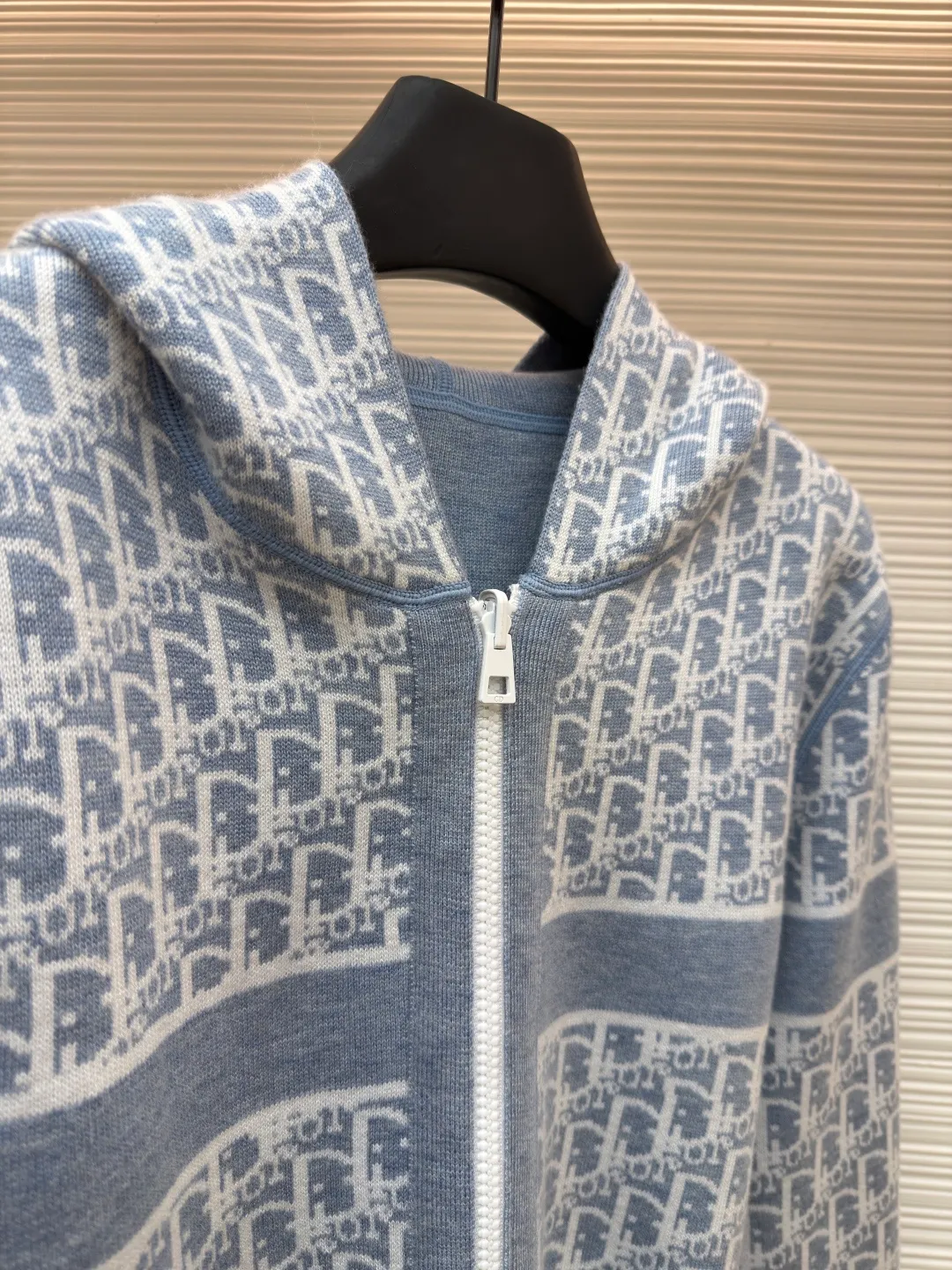 DIOR double-sided cashmere zipper jacket ●Item number: 1682339-B50 ●Fabric: Cashmere fabric ●Technology: Knitting ●Version: Fitted version ●Weight: about 950 grams ●Size: S-M-L-XL-XXL ●Description: Made of high-weight cashmere, warm, soft and comfortable! Reversible knit sweater with navy blue on one side and signature Oblique print on the other for a classic reversible look. The double-sided zipper with custom molding can be matched at will and the classic is reproduced. The overall wiring is straight and delicate, the fabric is comfortable and soft, and the color is consistent without color difference. It can be matched with the same style to create a fashionable look and control various occasions. Customized accessories, complete with three standards, same style for men and women!