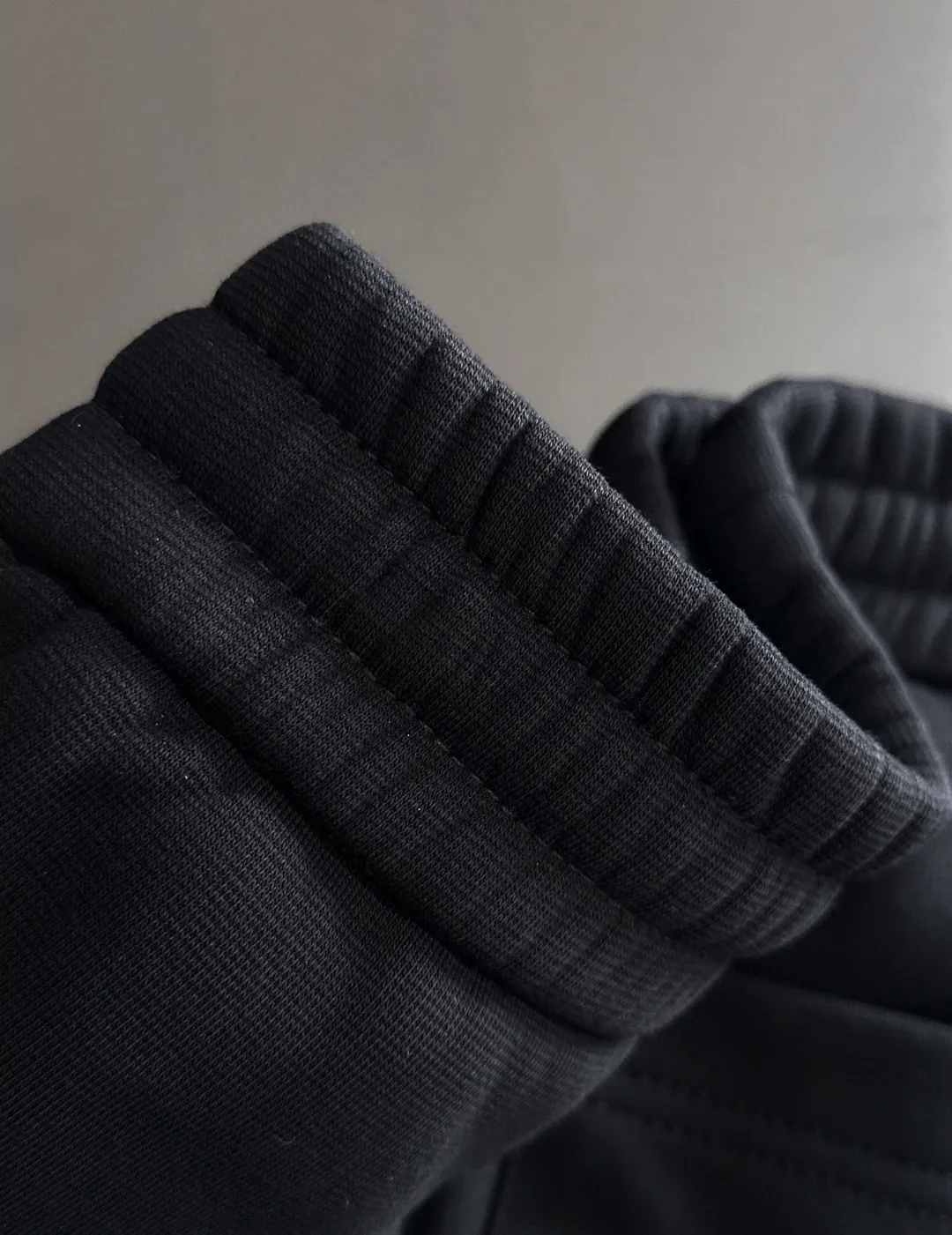 🅿️380 next day shipping Dior 2025 new early spring elastic band casual pants, thickened with velvet to keep warm. The custom-made fabrics at the counter are highly breathable and comfortable, with impeccable details and brand element design concepts, reflecting high quality. It feels delicate and soft! It presents a casual cut and the upper body shape is great! Size: M-4XL