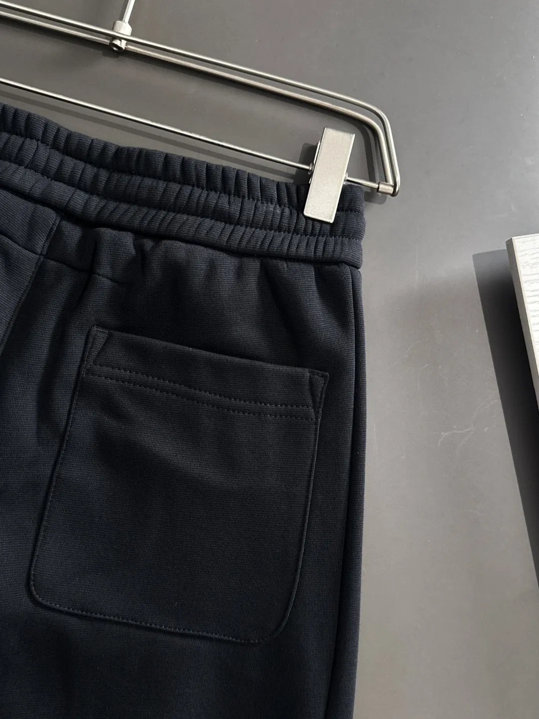 🅿️380 next day shipping Dior 2025 new early spring elastic band casual pants, thickened with velvet to keep warm. The custom-made fabrics at the counter are highly breathable and comfortable, with impeccable details and brand element design concepts, reflecting high quality. It feels delicate and soft! It presents a casual cut and the upper body shape is great! Size: M-4XL
