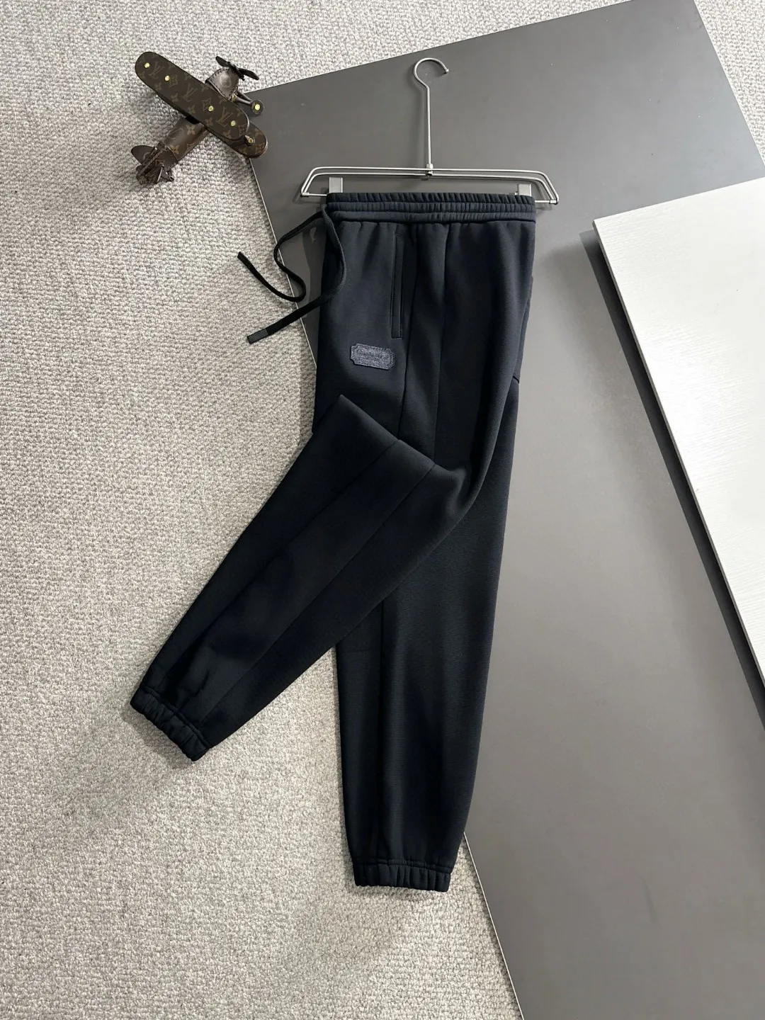 🅿️380 next day shipping Dior 2025 new early spring elastic band casual pants, thickened with velvet to keep warm. The custom-made fabrics at the counter are highly breathable and comfortable, with impeccable details and brand element design concepts, reflecting high quality. It feels delicate and soft! It presents a casual cut and the upper body shape is great! Size: M-4XL