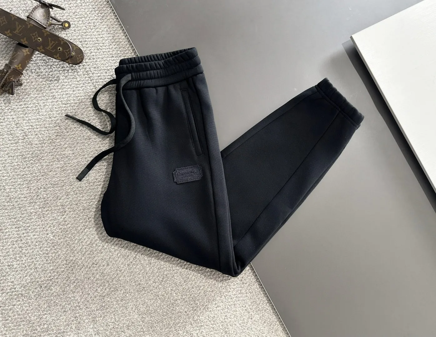 🅿️380 next day shipping Dior 2025 new early spring elastic band casual pants, thickened with velvet to keep warm. The custom-made fabrics at the counter are highly breathable and comfortable, with impeccable details and brand element design concepts, reflecting high quality. It feels delicate and soft! It presents a casual cut and the upper body shape is great! Size: M-4XL