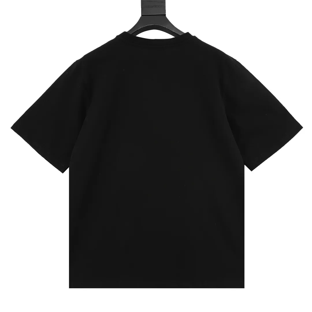 🅿️210 DIOR/Dior overlapping toothbrush embroidered logo short-sleeved TEE for couples, 24 summer limited new color combination, a simple yet detailed short-sleeved T-shirt, suitable for both men and women, which can satisfy your pursuit of quality while traveling handsomely. Made of 100% custom-woven knitted cotton with high grammage. The fabric has a solid and drapey feel, is skin-friendly and breathable, and has good moisture absorption and breathability. It also has a sense of wideness, and the upper body shape is outstanding and shows spirit. The Xiaodi logo design on the chest highlights the high-end sense of Big P. The logo uses heavy-duty shadow toothbrush embroidery technology to show a full three-dimensional effect, full of BIGGER! A lifestyle TEE that men and women can easily control in their daily lives! Same style for men and women Color: White Black Size: S-L