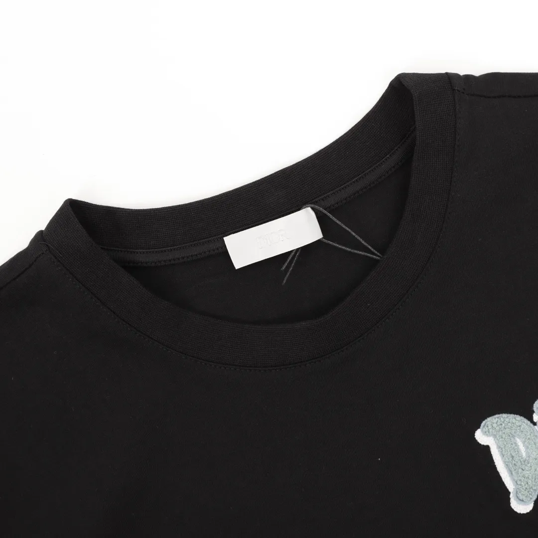 🅿️210 DIOR/Dior overlapping toothbrush embroidered logo short-sleeved TEE for couples, 24 summer limited new color combination, a simple yet detailed short-sleeved T-shirt, suitable for both men and women, which can satisfy your pursuit of quality while traveling handsomely. Made of 100% custom-woven knitted cotton with high grammage. The fabric has a solid and drapey feel, is skin-friendly and breathable, and has good moisture absorption and breathability. It also has a sense of wideness, and the upper body shape is outstanding and shows spirit. The Xiaodi logo design on the chest highlights the high-end sense of Big P. The logo uses heavy-duty shadow toothbrush embroidery technology to show a full three-dimensional effect, full of BIGGER! A lifestyle TEE that men and women can easily control in their daily lives! Same style for men and women Color: White Black Size: S-L