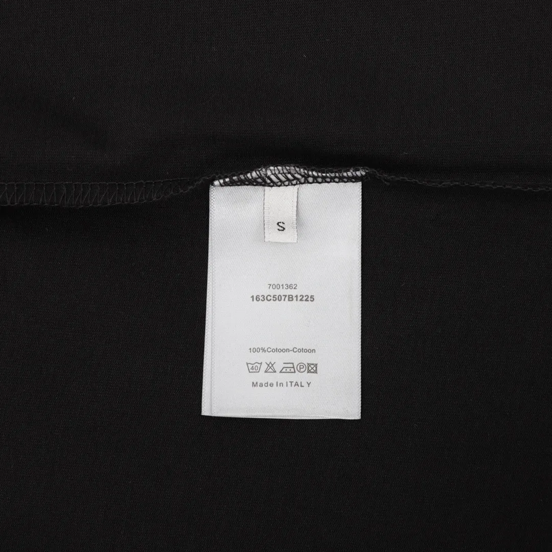 🅿️210 DIOR/Dior overlapping toothbrush embroidered logo short-sleeved TEE for couples, 24 summer limited new color combination, a simple yet detailed short-sleeved T-shirt, suitable for both men and women, which can satisfy your pursuit of quality while traveling handsomely. Made of 100% custom-woven knitted cotton with high grammage. The fabric has a solid and drapey feel, is skin-friendly and breathable, and has good moisture absorption and breathability. It also has a sense of wideness, and the upper body shape is outstanding and shows spirit. The Xiaodi logo design on the chest highlights the high-end sense of Big P. The logo uses heavy-duty shadow toothbrush embroidery technology to show a full three-dimensional effect, full of BIGGER! A lifestyle TEE that men and women can easily control in their daily lives! Same style for men and women Color: White Black Size: S-L