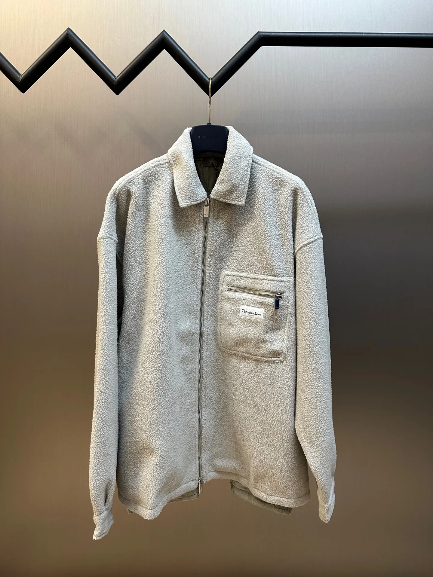 🅿️640 Dior polar fleece small label jacket It is made of cotton-polyester blended polar fleece fabric with a weight of 330g. The lining is made of 100% nylon 75D yarn-dyed jacquard fabric. The purchased original fabric lining is dyed with ABC color to determine the dye ratio. The color of the lining is ordered and dyed in large quantities. The front pocket is flat with a letter woven label. The woven label is made of white fine yarn imported from Japan. The front and center are equipped with a No. 5 white gold Swiss tooth double puller and open tail zipper. The cuffs are rounded with aluminum alloy CD letter snap buttons size: xs s m l