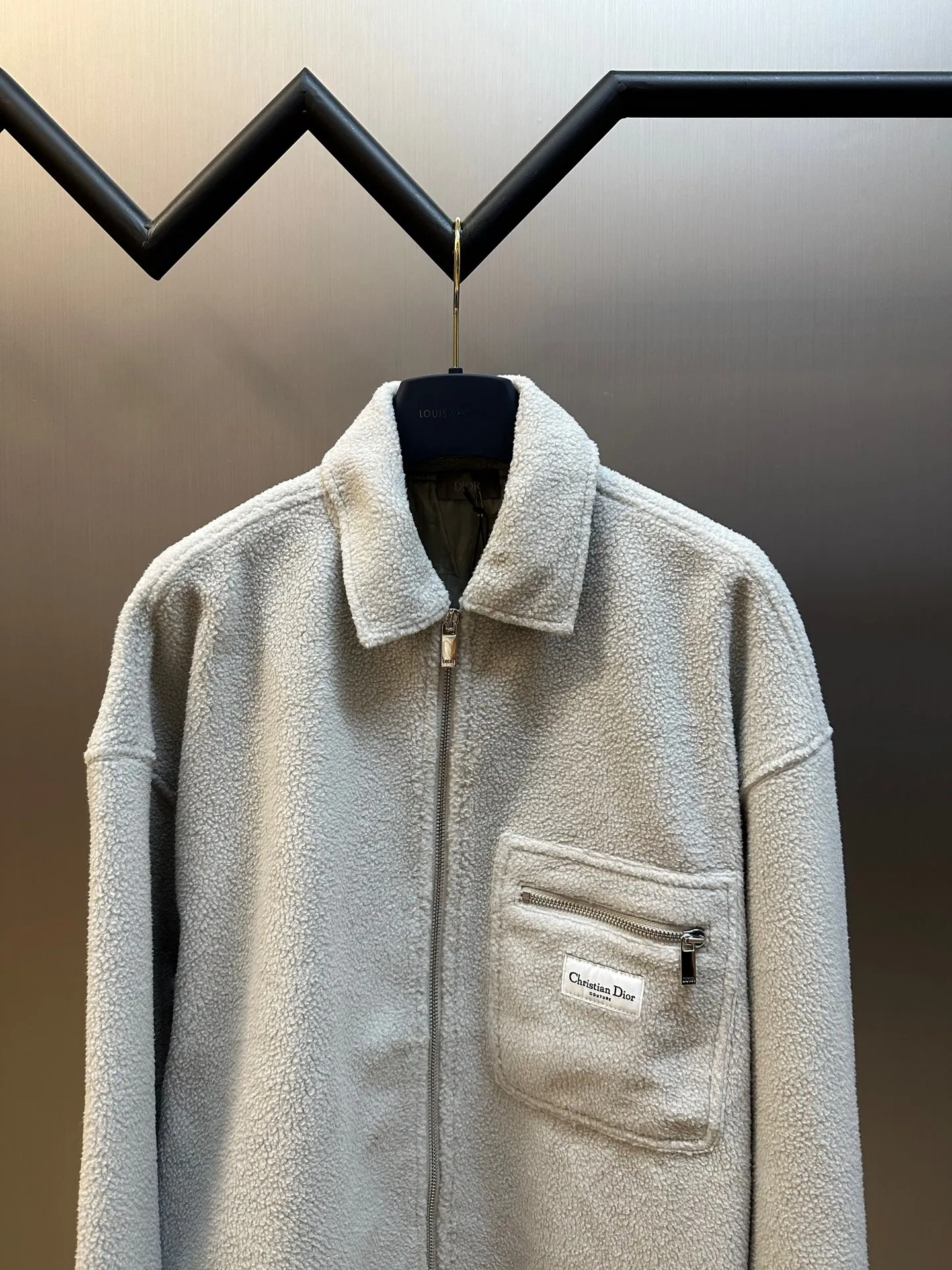🅿️640 Dior polar fleece small label jacket It is made of cotton-polyester blended polar fleece fabric with a weight of 330g. The lining is made of 100% nylon 75D yarn-dyed jacquard fabric. The purchased original fabric lining is dyed with ABC color to determine the dye ratio. The color of the lining is ordered and dyed in large quantities. The front pocket is flat with a letter woven label. The woven label is made of white fine yarn imported from Japan. The front and center are equipped with a No. 5 white gold Swiss tooth double puller and open tail zipper. The cuffs are rounded with aluminum alloy CD letter snap buttons size: xs s m l