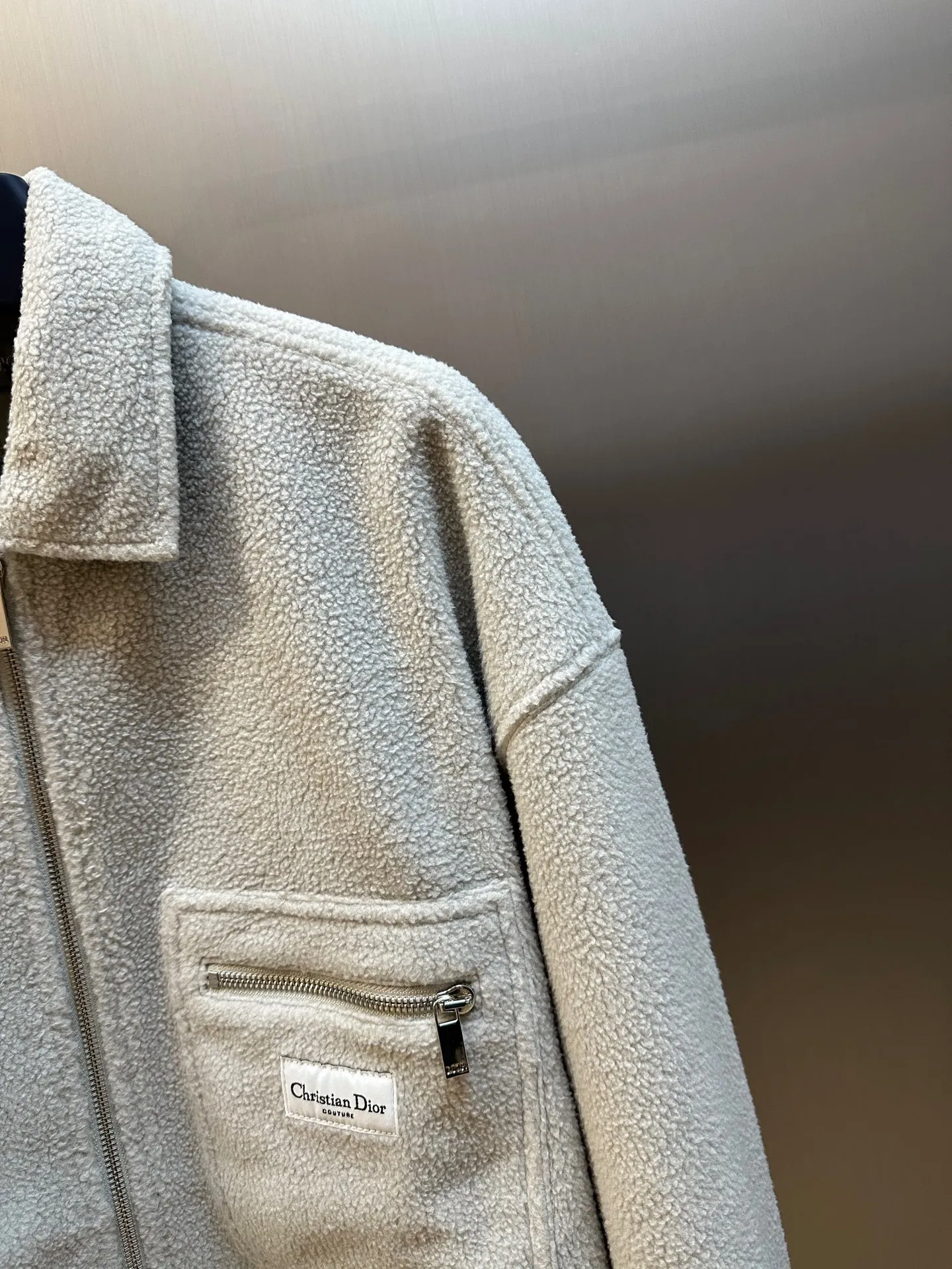 🅿️640 Dior polar fleece small label jacket It is made of cotton-polyester blended polar fleece fabric with a weight of 330g. The lining is made of 100% nylon 75D yarn-dyed jacquard fabric. The purchased original fabric lining is dyed with ABC color to determine the dye ratio. The color of the lining is ordered and dyed in large quantities. The front pocket is flat with a letter woven label. The woven label is made of white fine yarn imported from Japan. The front and center are equipped with a No. 5 white gold Swiss tooth double puller and open tail zipper. The cuffs are rounded with aluminum alloy CD letter snap buttons size: xs s m l