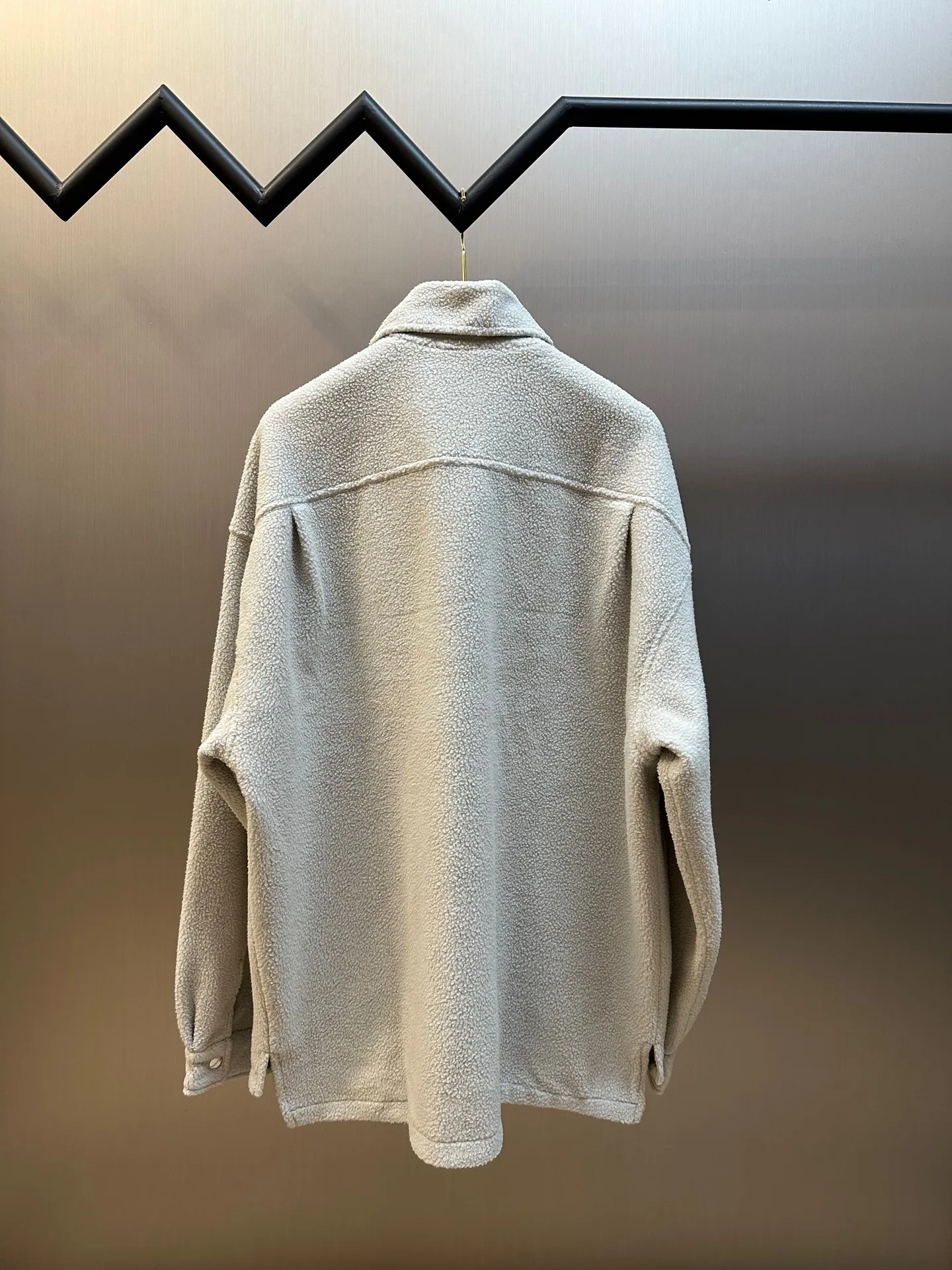 🅿️640 Dior polar fleece small label jacket It is made of cotton-polyester blended polar fleece fabric with a weight of 330g. The lining is made of 100% nylon 75D yarn-dyed jacquard fabric. The purchased original fabric lining is dyed with ABC color to determine the dye ratio. The color of the lining is ordered and dyed in large quantities. The front pocket is flat with a letter woven label. The woven label is made of white fine yarn imported from Japan. The front and center are equipped with a No. 5 white gold Swiss tooth double puller and open tail zipper. The cuffs are rounded with aluminum alloy CD letter snap buttons size: xs s m l