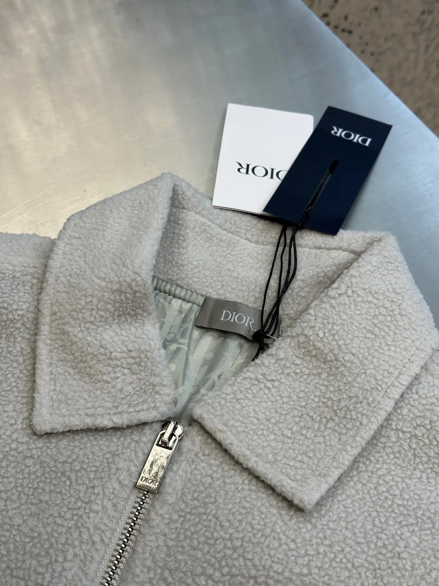 🅿️640 Dior polar fleece small label jacket It is made of cotton-polyester blended polar fleece fabric with a weight of 330g. The lining is made of 100% nylon 75D yarn-dyed jacquard fabric. The purchased original fabric lining is dyed with ABC color to determine the dye ratio. The color of the lining is ordered and dyed in large quantities. The front pocket is flat with a letter woven label. The woven label is made of white fine yarn imported from Japan. The front and center are equipped with a No. 5 white gold Swiss tooth double puller and open tail zipper. The cuffs are rounded with aluminum alloy CD letter snap buttons size: xs s m l