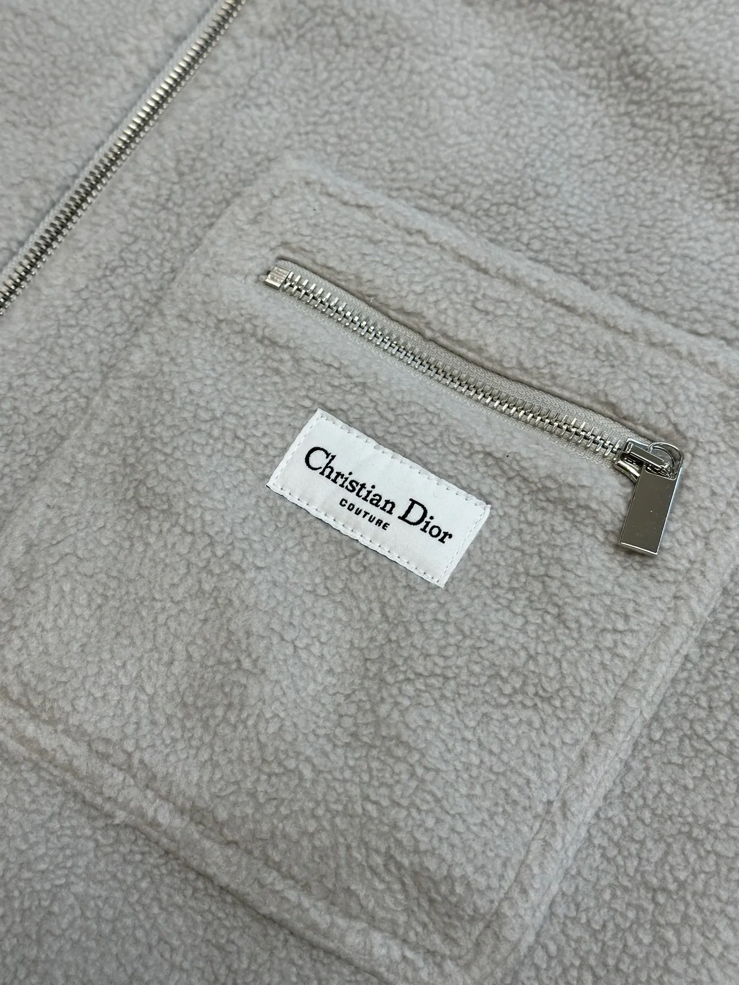 🅿️640 Dior polar fleece small label jacket It is made of cotton-polyester blended polar fleece fabric with a weight of 330g. The lining is made of 100% nylon 75D yarn-dyed jacquard fabric. The purchased original fabric lining is dyed with ABC color to determine the dye ratio. The color of the lining is ordered and dyed in large quantities. The front pocket is flat with a letter woven label. The woven label is made of white fine yarn imported from Japan. The front and center are equipped with a No. 5 white gold Swiss tooth double puller and open tail zipper. The cuffs are rounded with aluminum alloy CD letter snap buttons size: xs s m l