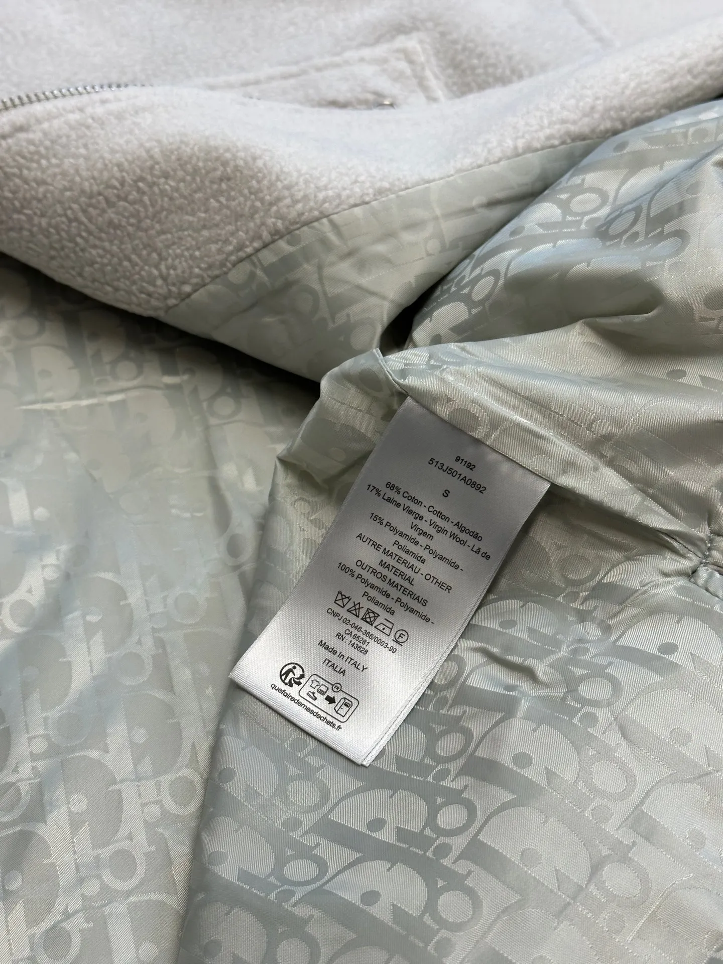 🅿️640 Dior polar fleece small label jacket It is made of cotton-polyester blended polar fleece fabric with a weight of 330g. The lining is made of 100% nylon 75D yarn-dyed jacquard fabric. The purchased original fabric lining is dyed with ABC color to determine the dye ratio. The color of the lining is ordered and dyed in large quantities. The front pocket is flat with a letter woven label. The woven label is made of white fine yarn imported from Japan. The front and center are equipped with a No. 5 white gold Swiss tooth double puller and open tail zipper. The cuffs are rounded with aluminum alloy CD letter snap buttons size: xs s m l