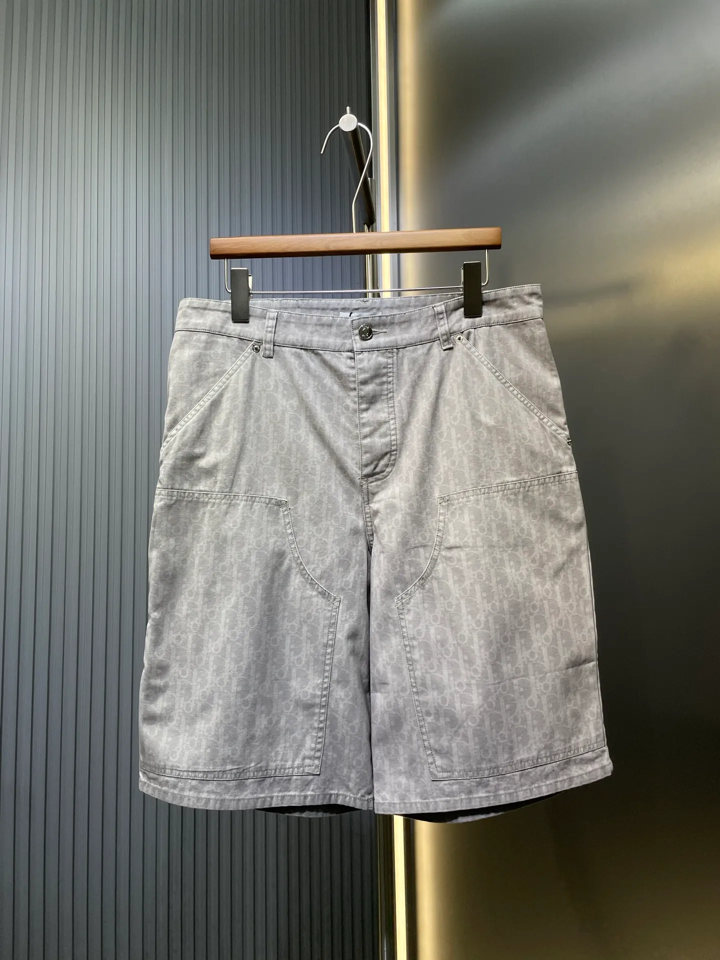 🅿️420 Dior🌟【Top Original】25ss new work jeans display oblique print, reinterpreting the work style with casual tailoring. Crafted from gray cotton denim, it's finished with a classic oblique print all over for an elegant look. Wear with the matching shirt for a graphic look. Code number: s-xl