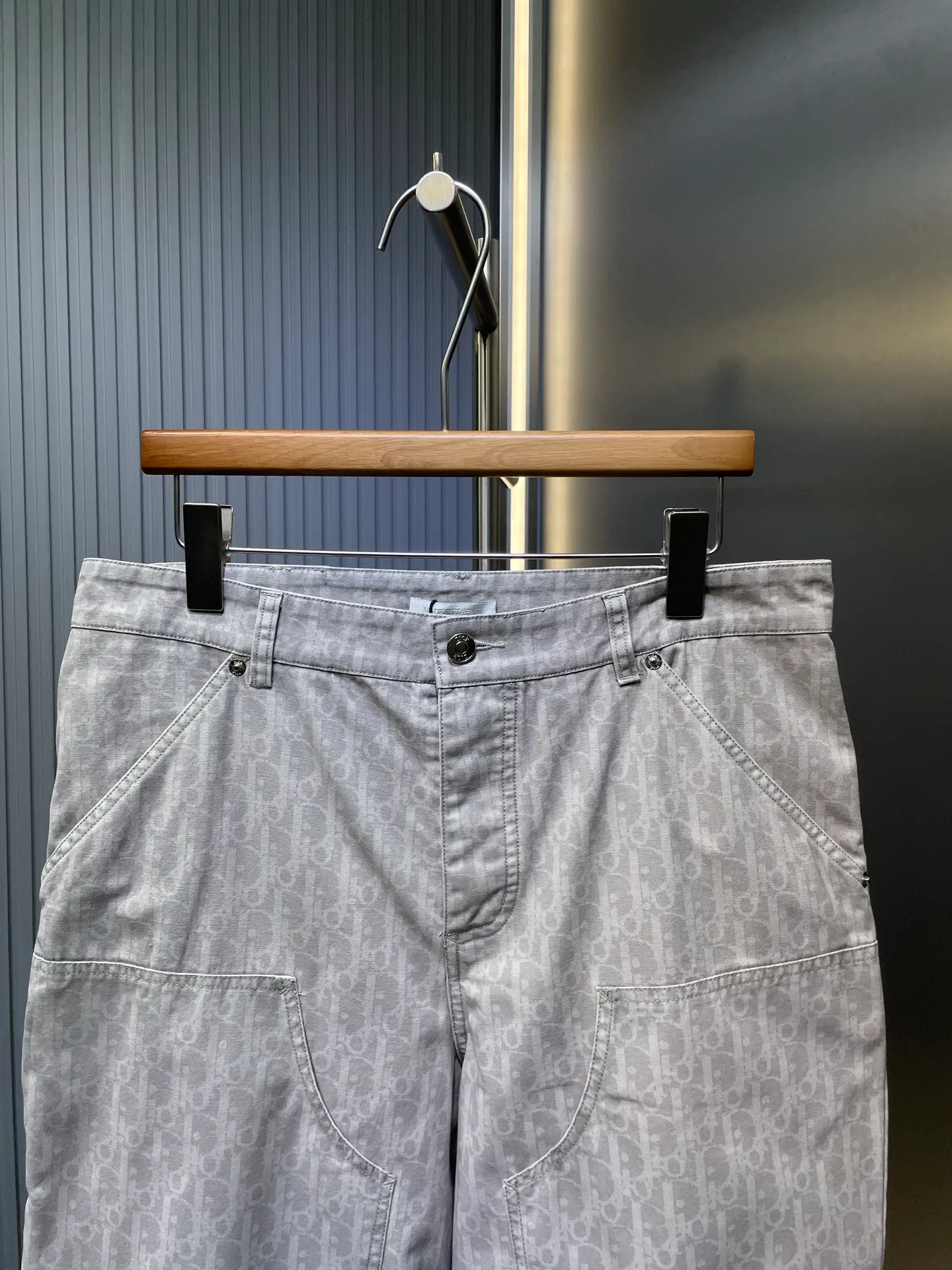 🅿️420 Dior🌟【Top Original】25ss new work jeans display oblique print, reinterpreting the work style with casual tailoring. Crafted from gray cotton denim, it's finished with a classic oblique print all over for an elegant look. Wear with the matching shirt for a graphic look. Code number: s-xl