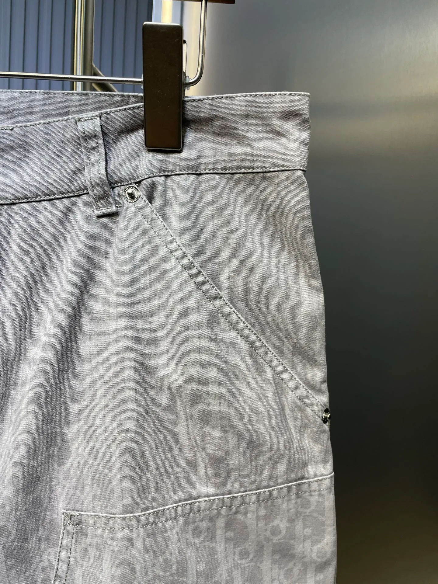 🅿️420 Dior🌟【Top Original】25ss new work jeans display oblique print, reinterpreting the work style with casual tailoring. Crafted from gray cotton denim, it's finished with a classic oblique print all over for an elegant look. Wear with the matching shirt for a graphic look. Code number: s-xl