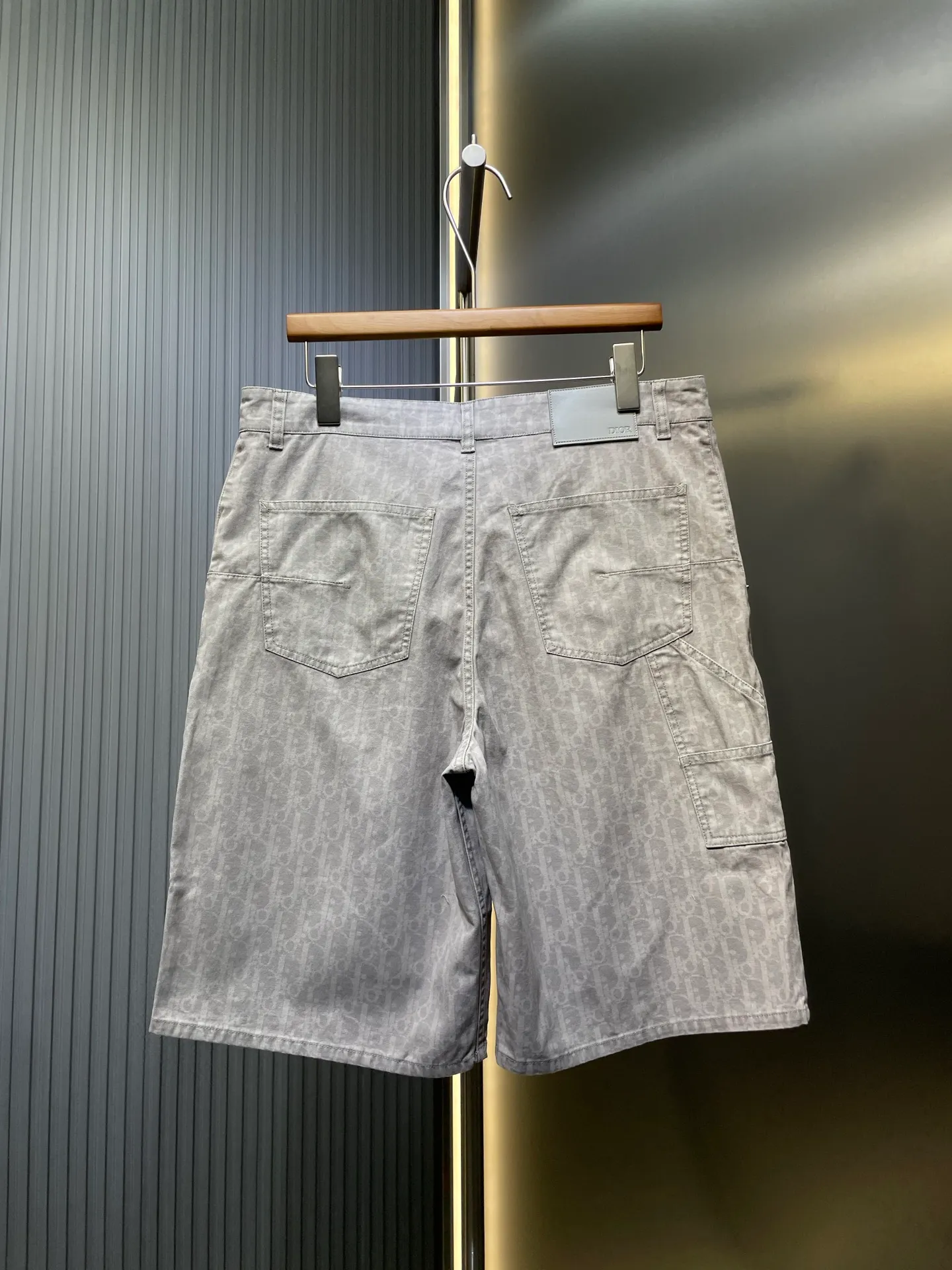 🅿️420 Dior🌟【Top Original】25ss new work jeans display oblique print, reinterpreting the work style with casual tailoring. Crafted from gray cotton denim, it's finished with a classic oblique print all over for an elegant look. Wear with the matching shirt for a graphic look. Code number: s-xl