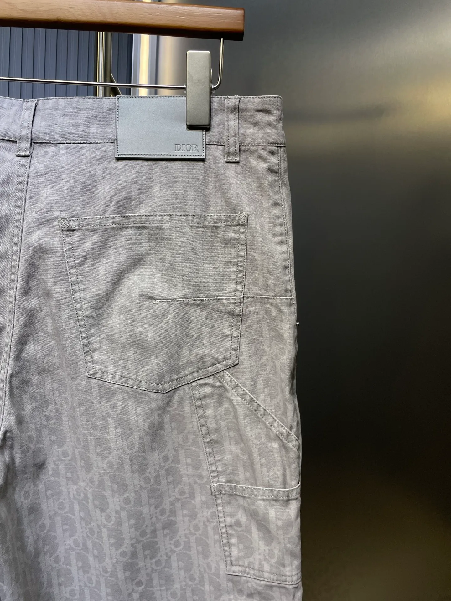 🅿️420 Dior🌟【Top Original】25ss new work jeans display oblique print, reinterpreting the work style with casual tailoring. Crafted from gray cotton denim, it's finished with a classic oblique print all over for an elegant look. Wear with the matching shirt for a graphic look. Code number: s-xl