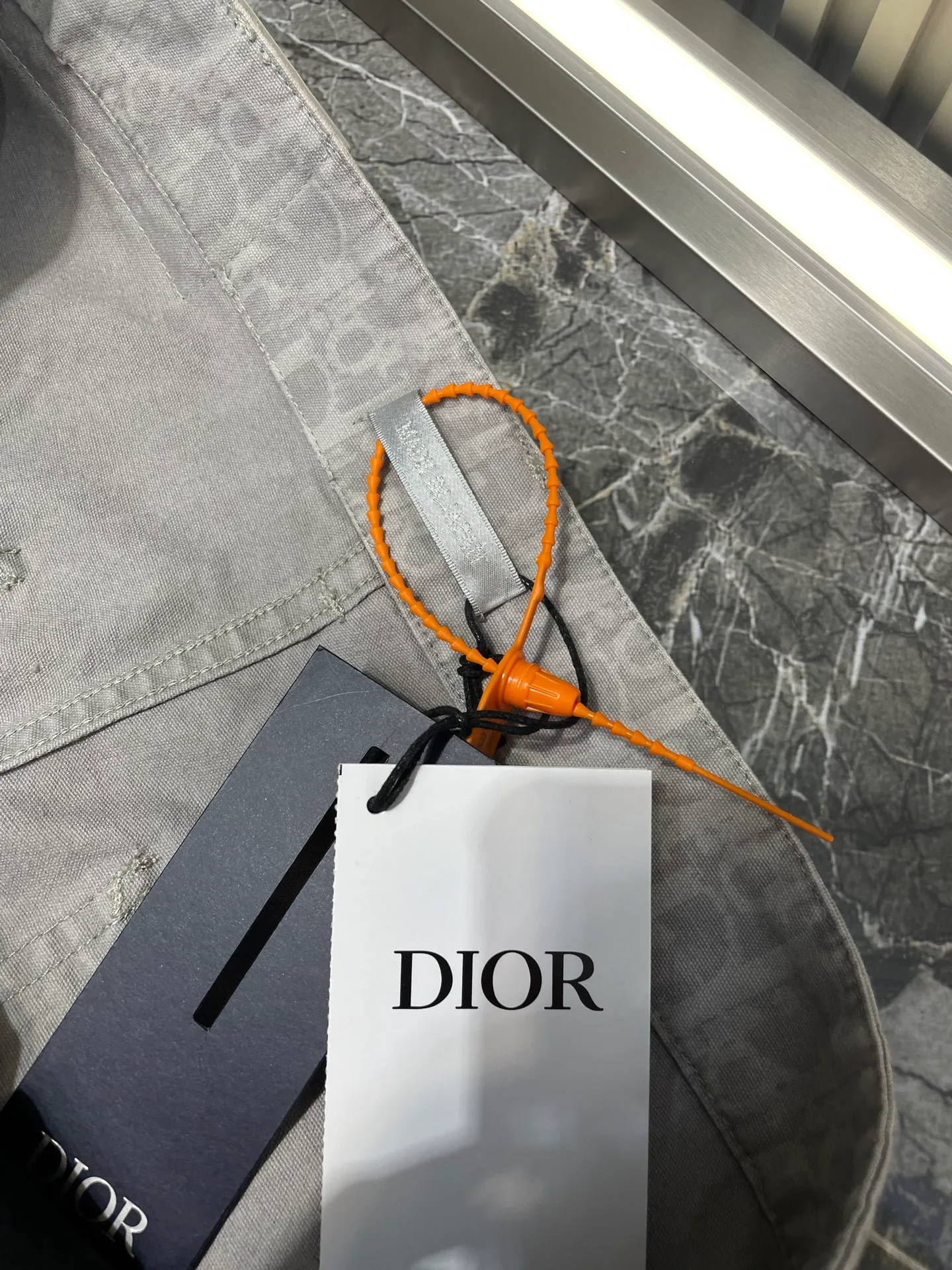 🅿️420 Dior🌟【Top Original】25ss new work jeans display oblique print, reinterpreting the work style with casual tailoring. Crafted from gray cotton denim, it's finished with a classic oblique print all over for an elegant look. Wear with the matching shirt for a graphic look. Code number: s-xl