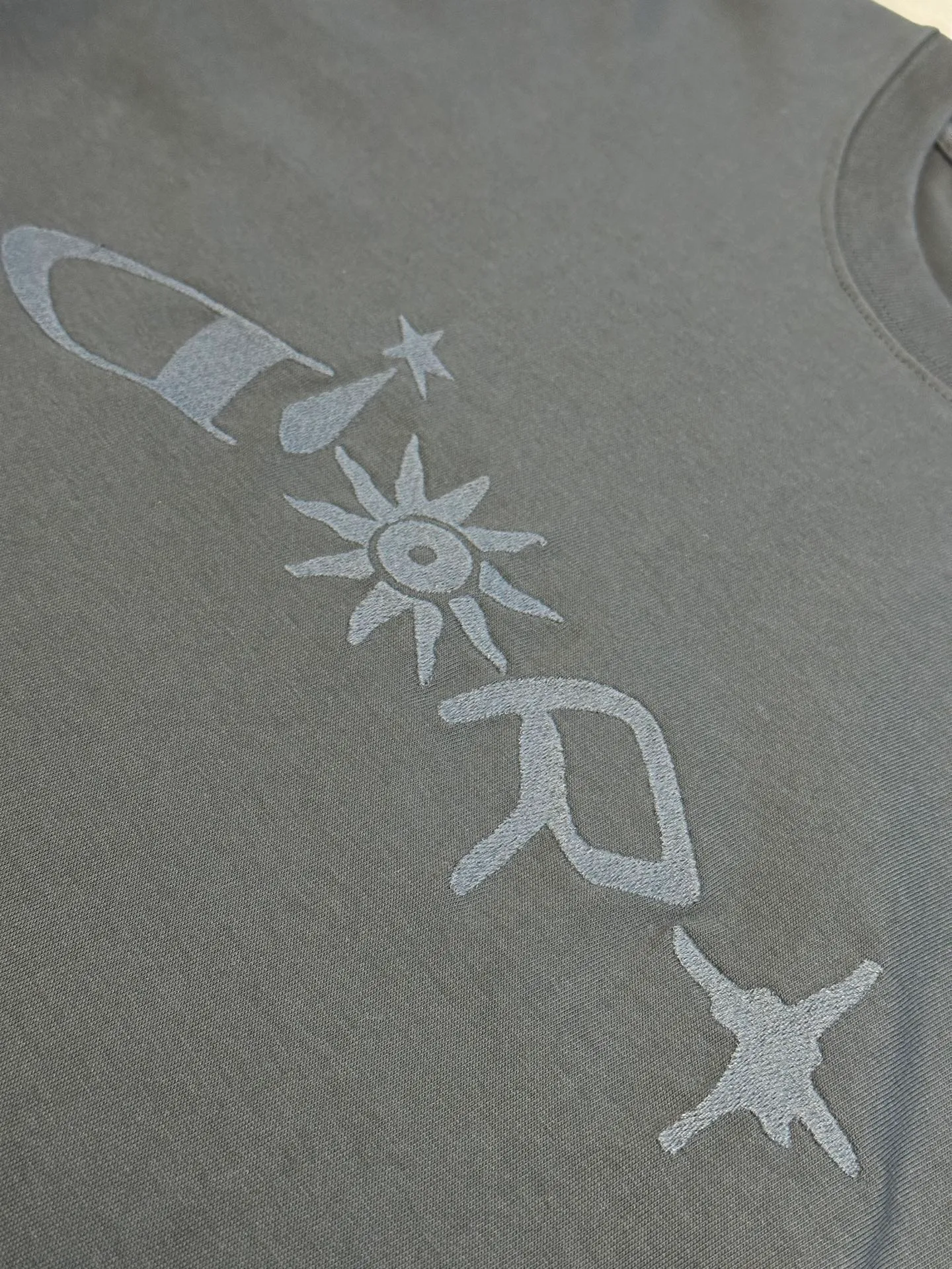 🅿️260 Dior co-branded embroidered round neck short-sleeved cotton jersey fabric, made of 15S fine cotton plain weave, 230g; paired with threaded 32S double yarn rack, 300g. 15S is a relatively thick yarn used to make thicker and more durable fabrics. The fabric made of pure cotton natural fiber has the characteristics of good hygroscopicity, strong breathability, softness and comfort. Cotton fabrics are generally suitable for summer wear and can help keep your body dry and comfortable. The yarn passes alternately in the horizontal and vertical directions to form a simple cross structure; it has good elasticity and wear resistance.  It is processed by needle embroidery process, and the main body adopts precision needle embroidery process; the embroidery is very fine and dense, the pattern is clear and the lines and three-dimensional sense are strong. The linen material embroidery thread is combined with encrypted processing, and the embroidery body has a subtle matte visual texture; the embroidery effect is three-dimensional and full. The flat embroidery has a unique needle-to-needle design, and the embroidery is very fine and dense. The overall stitching is fine, with consistent fineness and texture, adding a sense of layering to the simple design.  The standard round neck and short-sleeved version has a rounded arc neckline, which is suitable for various face shapes and body shapes; the sleeve length is moderate and ends just above the elbow, showing a smart and neat image. The slim fit can show off the wearer's body curves without sacrificing comfort. The collar, cuffs, hem and other parts are all sewn with fine double-needle stitching.  size：xs s m l