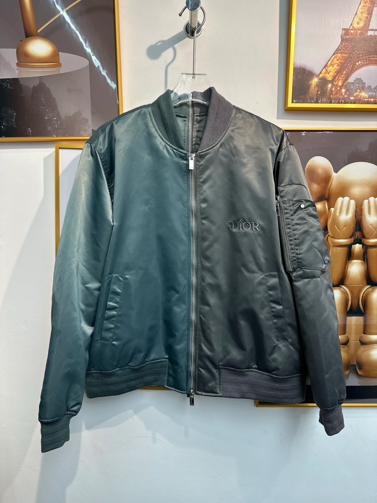 🅿️720 Dior two-color splicing jacket, gray and green splicing design, silver zipper embellishment, fashionable and elegant. Jacquard letters Dior logo on the inside, exquisite workmanship. Size: 44-46-48-50 Fabric: High-quality nylon material, smooth to the touch Style: Bomber jacket, baseball uniform style