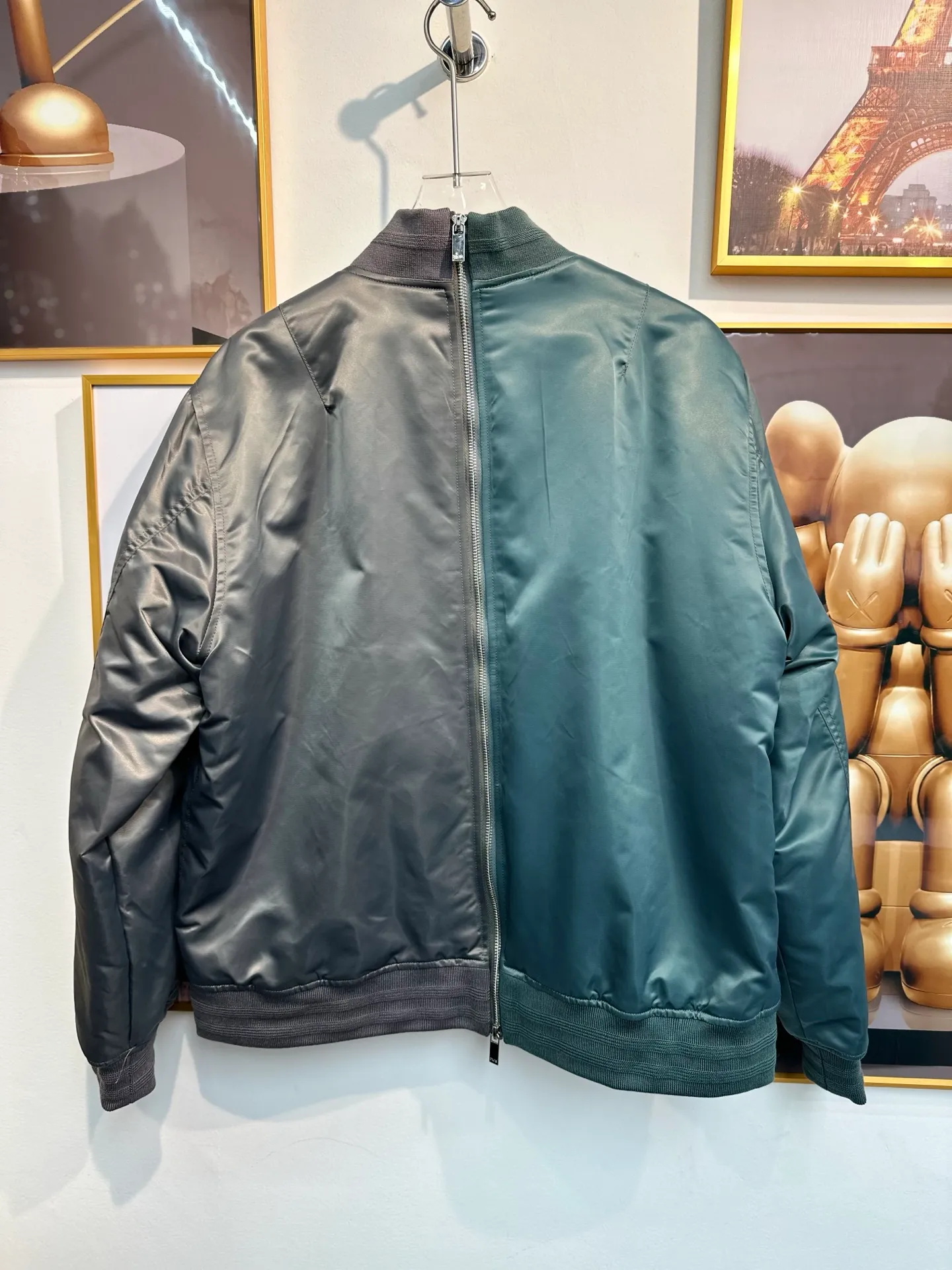 🅿️720 Dior two-color splicing jacket, gray and green splicing design, silver zipper embellishment, fashionable and elegant. Jacquard letters Dior logo on the inside, exquisite workmanship. Size: 44-46-48-50 Fabric: High-quality nylon material, smooth to the touch Style: Bomber jacket, baseball uniform style