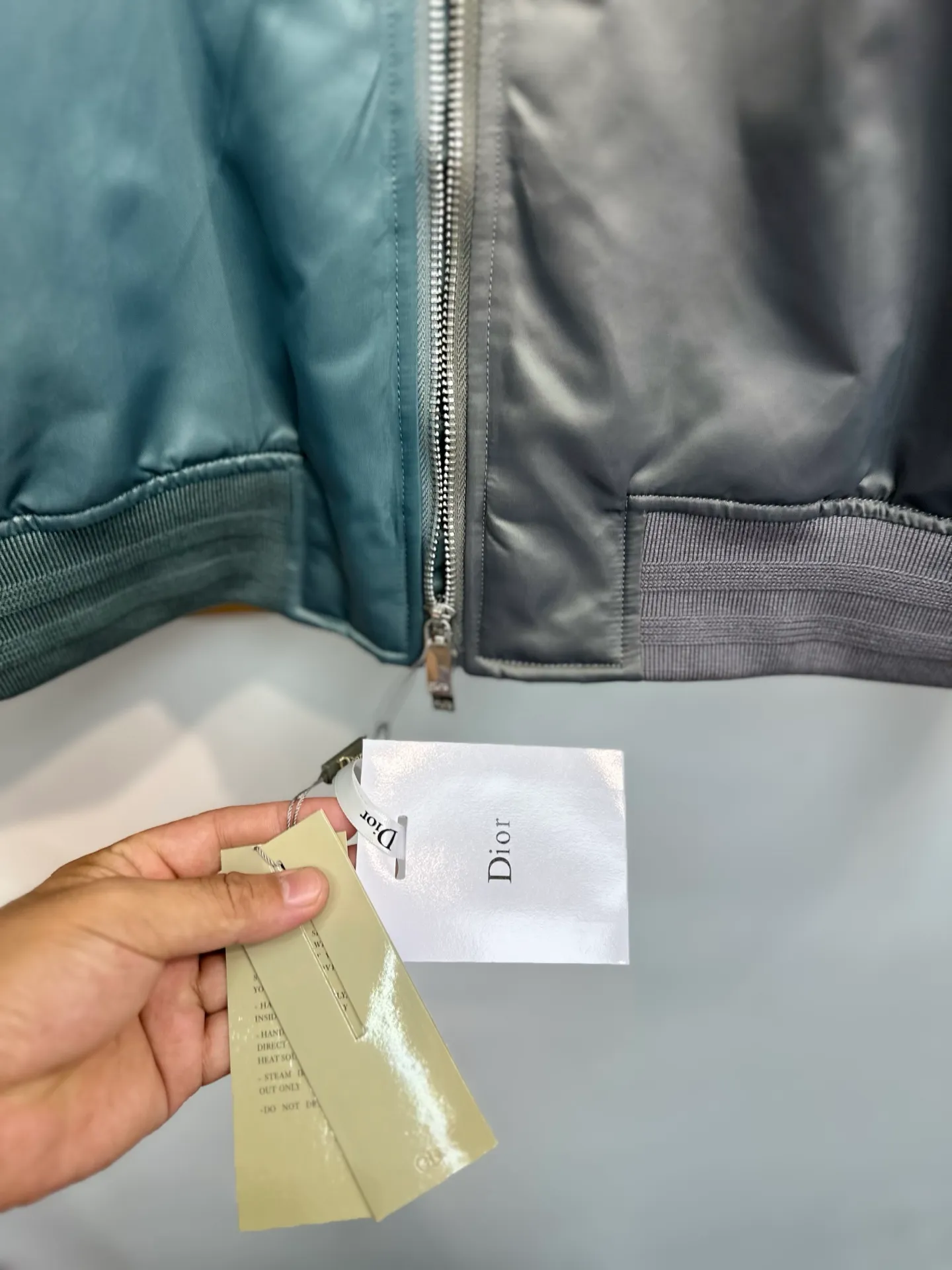 🅿️720 Dior two-color splicing jacket, gray and green splicing design, silver zipper embellishment, fashionable and elegant. Jacquard letters Dior logo on the inside, exquisite workmanship. Size: 44-46-48-50 Fabric: High-quality nylon material, smooth to the touch Style: Bomber jacket, baseball uniform style