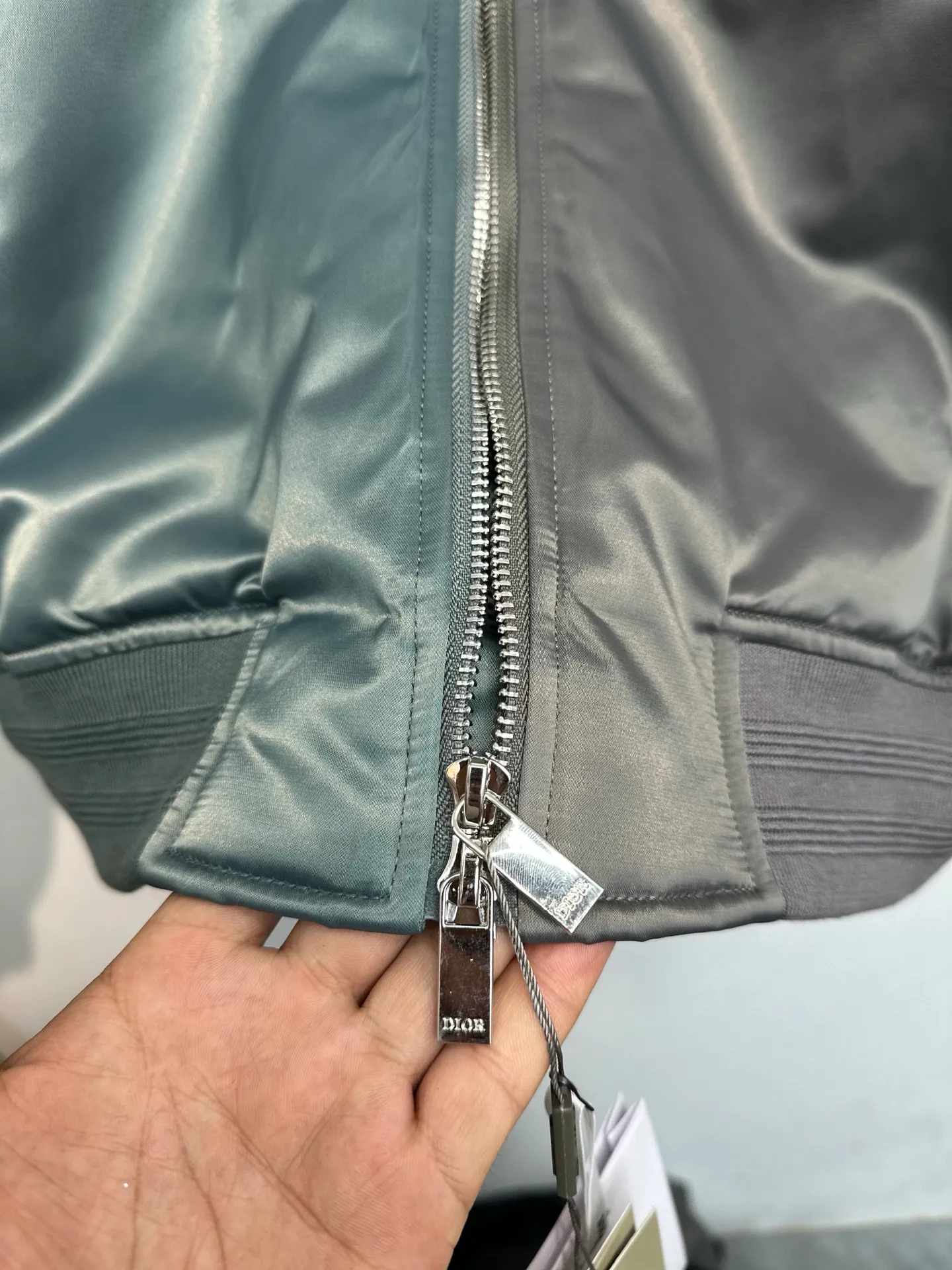 🅿️720 Dior two-color splicing jacket, gray and green splicing design, silver zipper embellishment, fashionable and elegant. Jacquard letters Dior logo on the inside, exquisite workmanship. Size: 44-46-48-50 Fabric: High-quality nylon material, smooth to the touch Style: Bomber jacket, baseball uniform style