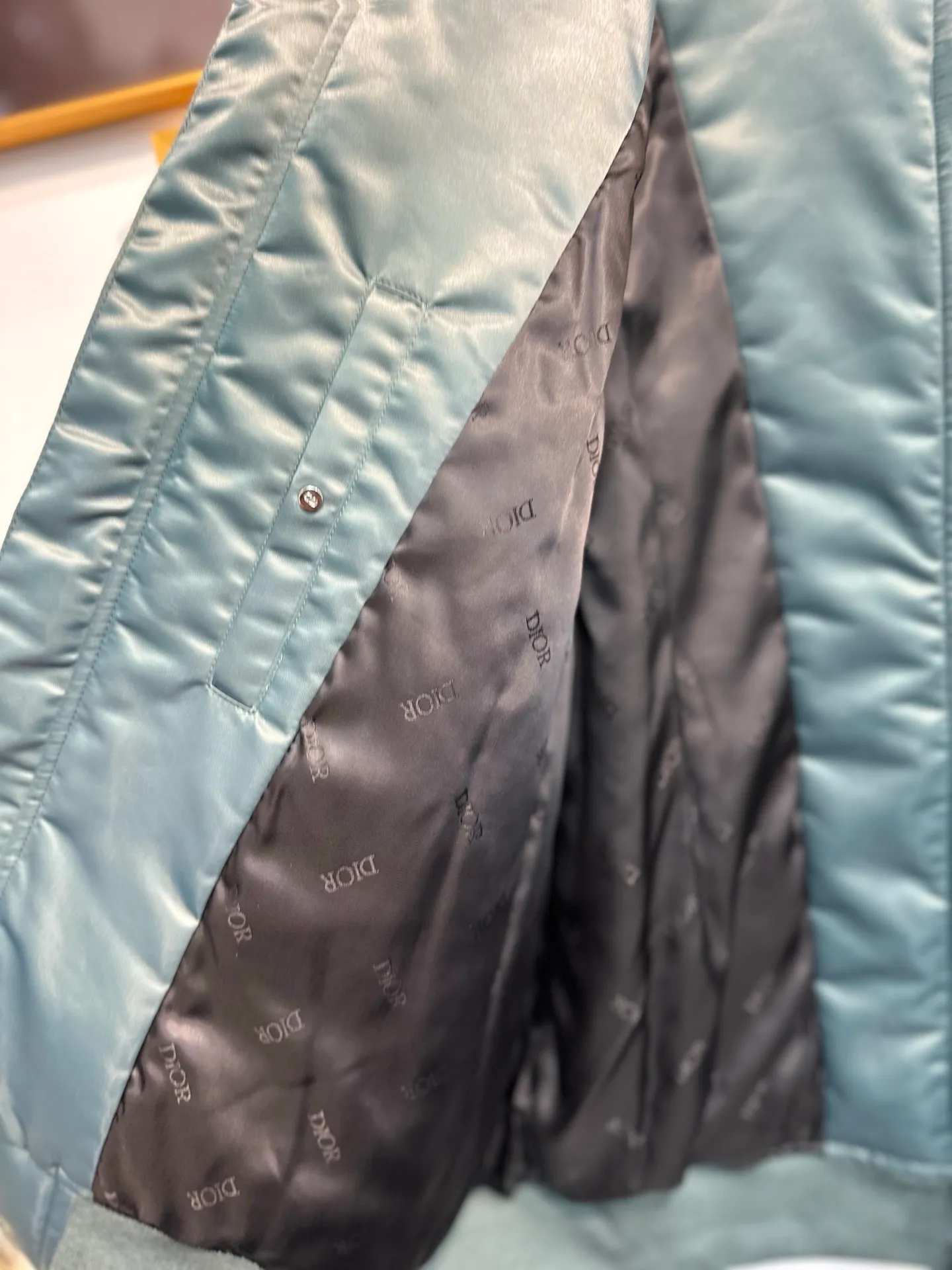🅿️720 Dior two-color splicing jacket, gray and green splicing design, silver zipper embellishment, fashionable and elegant. Jacquard letters Dior logo on the inside, exquisite workmanship. Size: 44-46-48-50 Fabric: High-quality nylon material, smooth to the touch Style: Bomber jacket, baseball uniform style