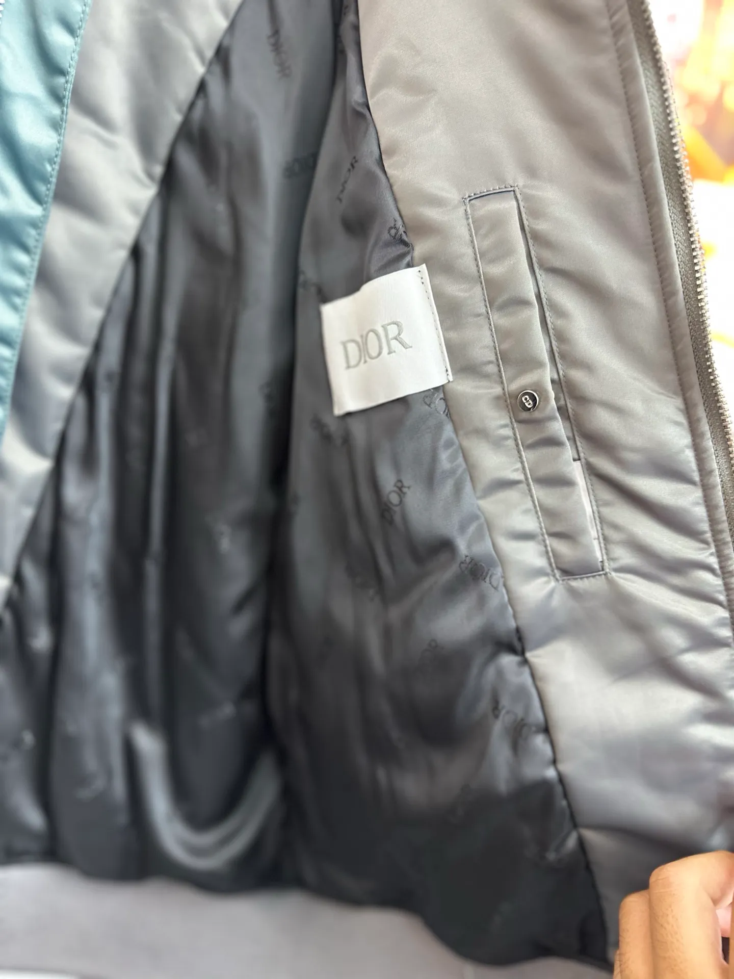 🅿️720 Dior two-color splicing jacket, gray and green splicing design, silver zipper embellishment, fashionable and elegant. Jacquard letters Dior logo on the inside, exquisite workmanship. Size: 44-46-48-50 Fabric: High-quality nylon material, smooth to the touch Style: Bomber jacket, baseball uniform style
