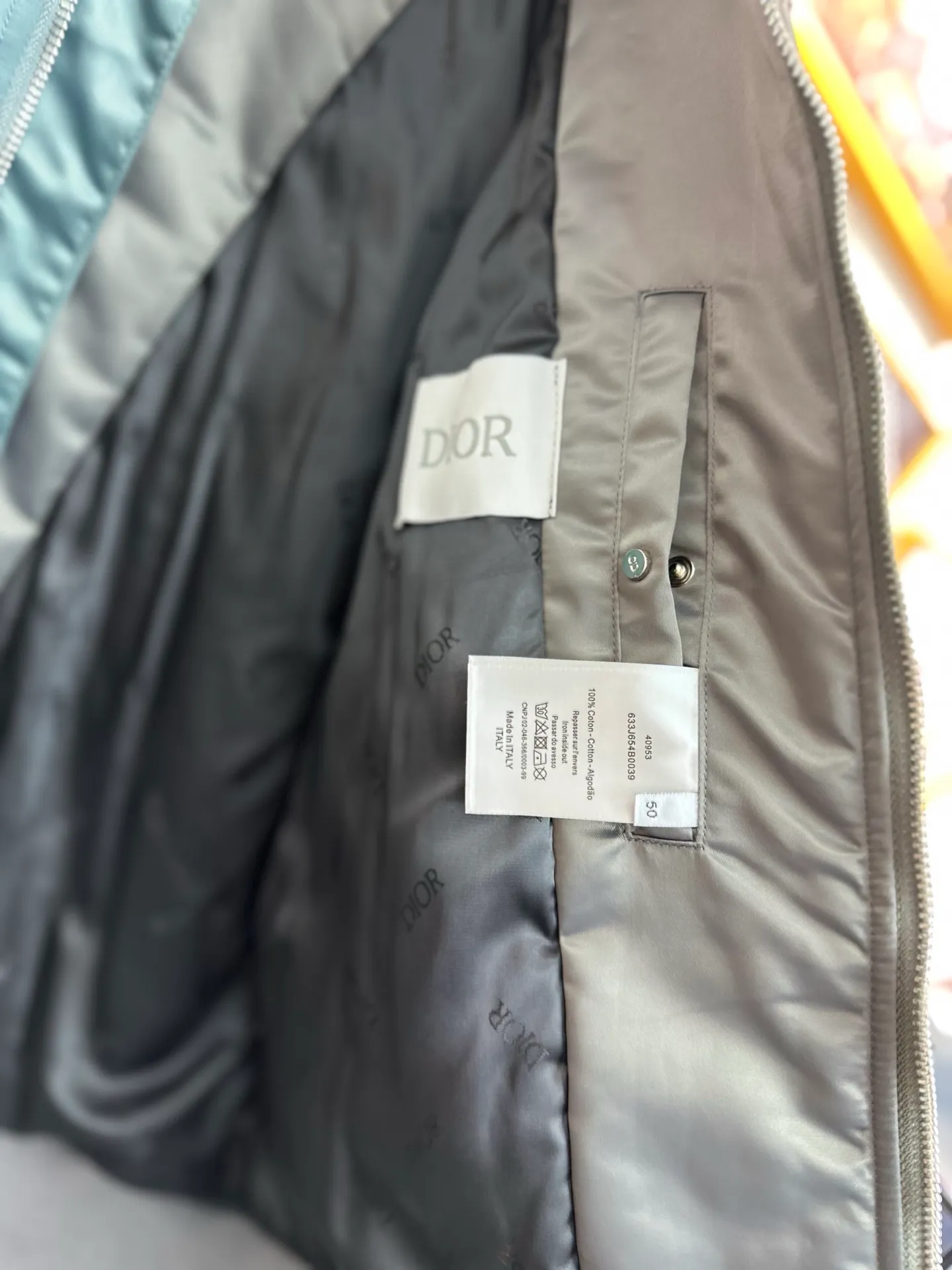 🅿️720 Dior two-color splicing jacket, gray and green splicing design, silver zipper embellishment, fashionable and elegant. Jacquard letters Dior logo on the inside, exquisite workmanship. Size: 44-46-48-50 Fabric: High-quality nylon material, smooth to the touch Style: Bomber jacket, baseball uniform style