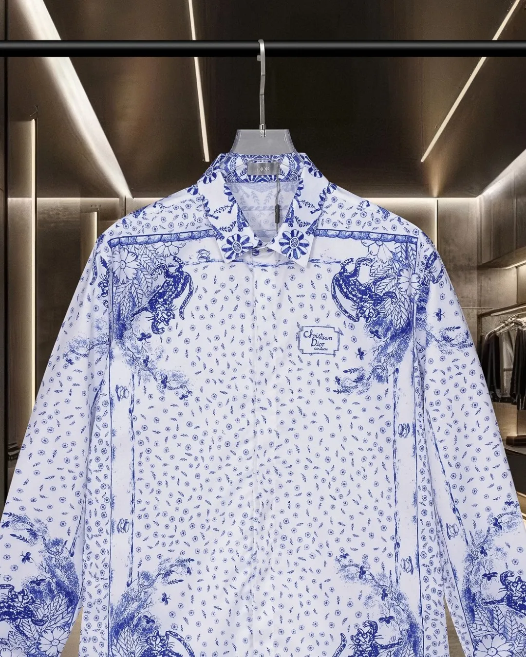 🅿️296 DIOR 🔥Breaking news, limited edition animal and flower logo digitally printed long-sleeved shirt, 2025ss official website new long-sleeved shirt, exquisitely printed logo, high-end version, custom-made fabrics at the counter, highly breathable and comfortable, exquisitely crafted, with impeccable detail processing, ✅customized logo engraved buttons, complete with three labels. Brand element design concept reflects high quality. It feels delicate and soft! It presents a casual cut and the upper body shape is great! 🐍Size: M-XXL