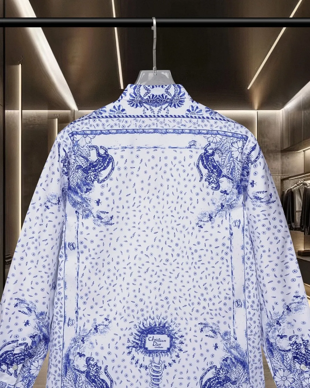 🅿️296 DIOR 🔥Breaking news, limited edition animal and flower logo digitally printed long-sleeved shirt, 2025ss official website new long-sleeved shirt, exquisitely printed logo, high-end version, custom-made fabrics at the counter, highly breathable and comfortable, exquisitely crafted, with impeccable detail processing, ✅customized logo engraved buttons, complete with three labels. Brand element design concept reflects high quality. It feels delicate and soft! It presents a casual cut and the upper body shape is great! 🐍Size: M-XXL