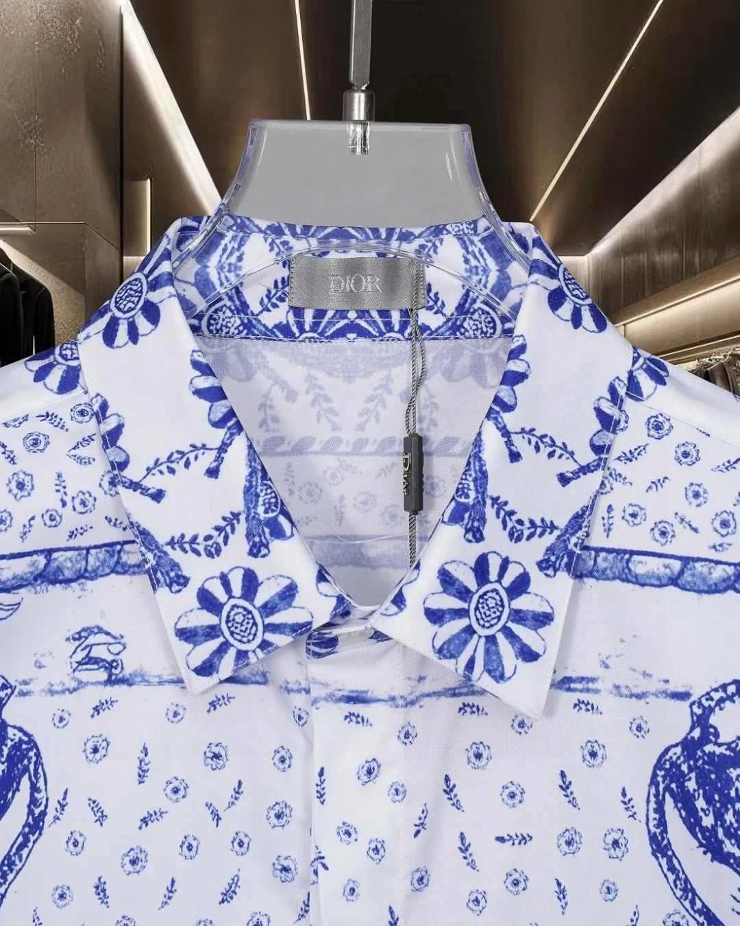 🅿️296 DIOR 🔥Breaking news, limited edition animal and flower logo digitally printed long-sleeved shirt, 2025ss official website new long-sleeved shirt, exquisitely printed logo, high-end version, custom-made fabrics at the counter, highly breathable and comfortable, exquisitely crafted, with impeccable detail processing, ✅customized logo engraved buttons, complete with three labels. Brand element design concept reflects high quality. It feels delicate and soft! It presents a casual cut and the upper body shape is great! 🐍Size: M-XXL