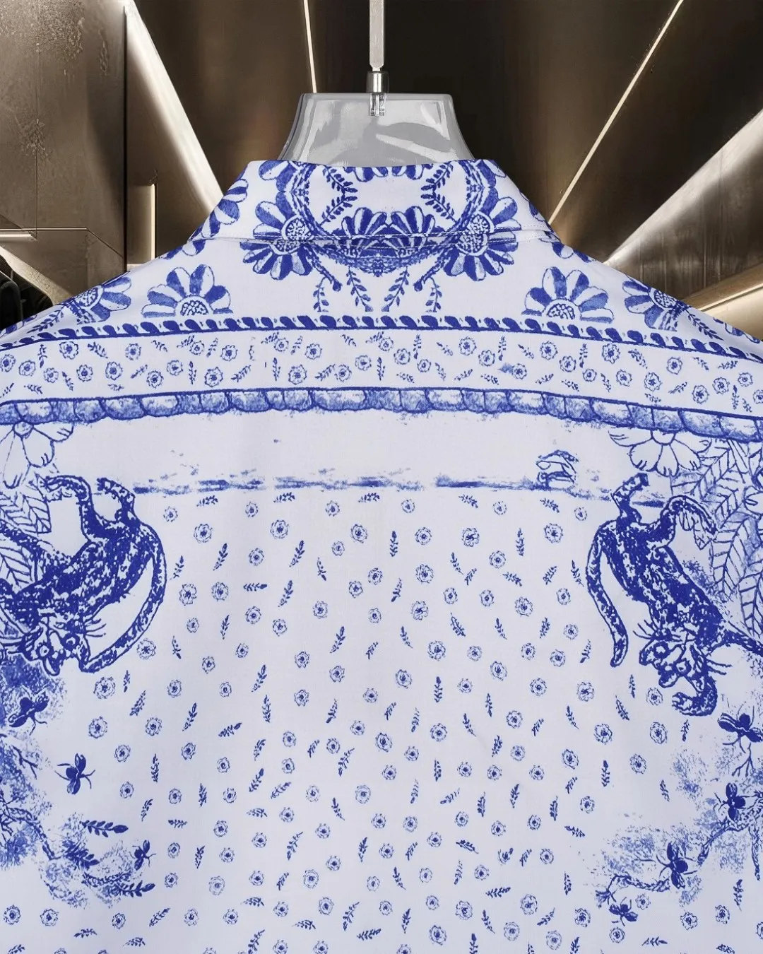 🅿️296 DIOR 🔥Breaking news, limited edition animal and flower logo digitally printed long-sleeved shirt, 2025ss official website new long-sleeved shirt, exquisitely printed logo, high-end version, custom-made fabrics at the counter, highly breathable and comfortable, exquisitely crafted, with impeccable detail processing, ✅customized logo engraved buttons, complete with three labels. Brand element design concept reflects high quality. It feels delicate and soft! It presents a casual cut and the upper body shape is great! 🐍Size: M-XXL