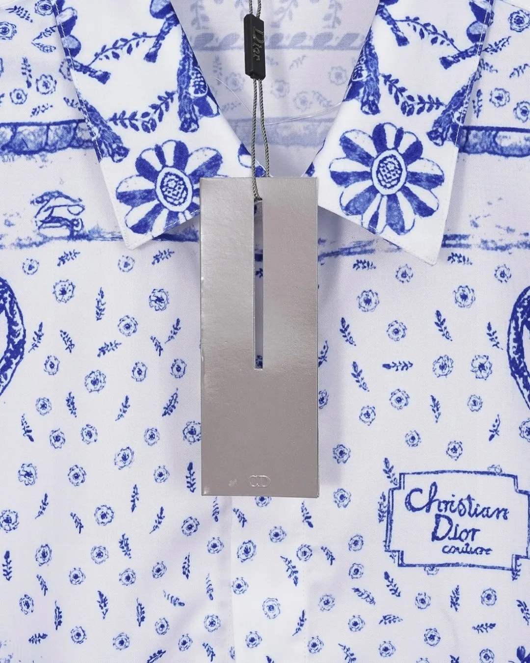 🅿️296 DIOR 🔥Breaking news, limited edition animal and flower logo digitally printed long-sleeved shirt, 2025ss official website new long-sleeved shirt, exquisitely printed logo, high-end version, custom-made fabrics at the counter, highly breathable and comfortable, exquisitely crafted, with impeccable detail processing, ✅customized logo engraved buttons, complete with three labels. Brand element design concept reflects high quality. It feels delicate and soft! It presents a casual cut and the upper body shape is great! 🐍Size: M-XXL