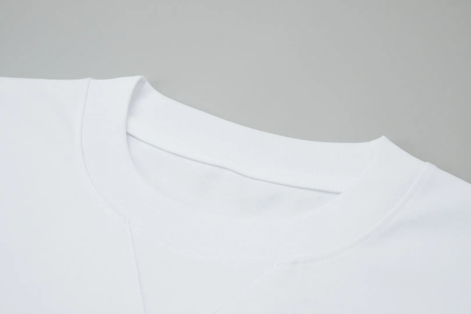 🅿️210 ✨DIO✨🆕25SS early spring new color letter direct spray short sleeves light luxury essential item for daily commuting for men and women correct version welcome to compare detailed features · 260g 100% pure cotton double yarn jersey fabric · Custom dyed in the same cylinder, special thickening 32 double-strand 1X1 threads · Imported digital Kangli direct spray printing · Double-needle cross-stitching technology + V-shaped neckline · Original main mark, washed tag, branded moisture-proof paper packaging Color: black/brown/white Size: S/M/L/XL