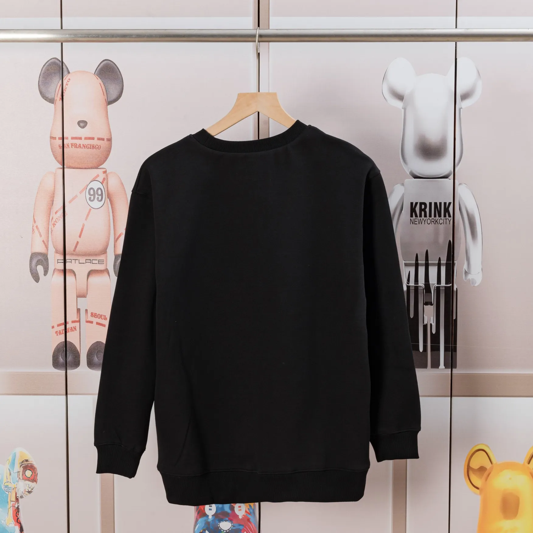 🅿️290 Dior DIOR's new embroidered round neck sweatshirt, the fabric is comfortable and soft. Composite Austrian velvet. High quality 🔥 Logo letters on the front are embroidered with high craftsmanship, and the ribs are specially customized to restore the trend brought by special craftsmanship. Customized dyeing, complete with three standards. Non-market ordinary version. Compare at will. Quality is absolutely guaranteed. Same style for men and women. Color: Black White Navy Code Number: S M L XL [Style No. A3352]