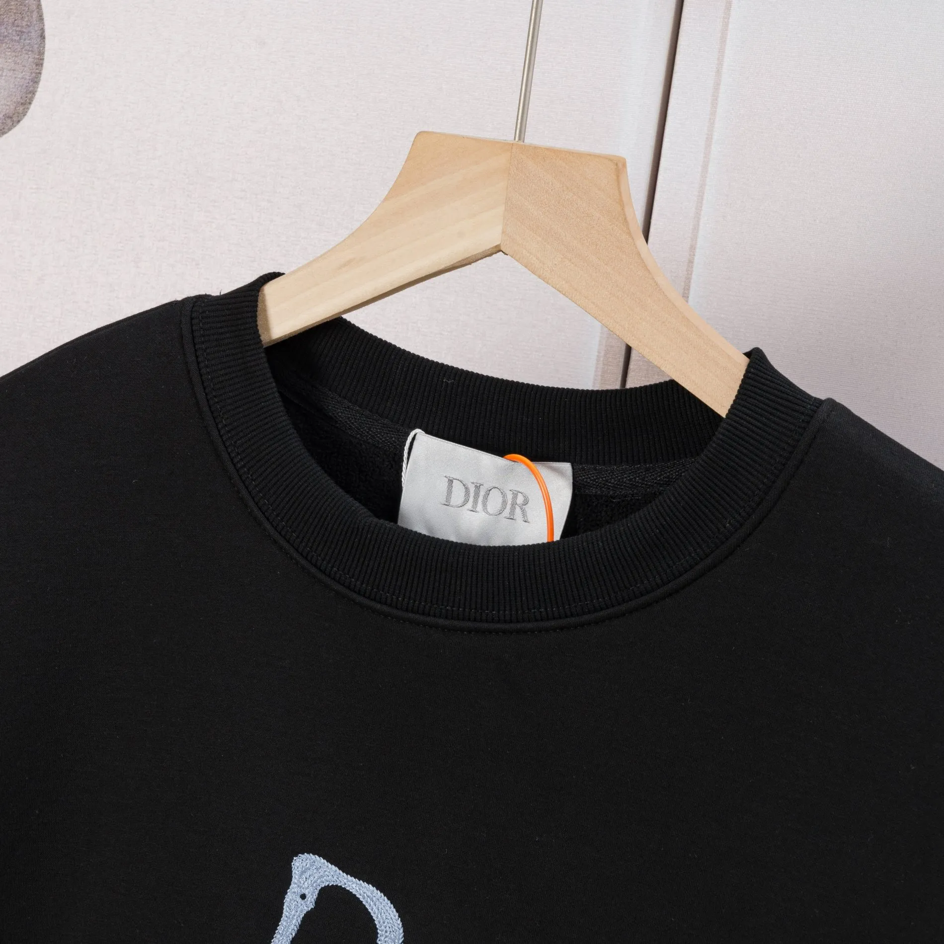 🅿️290 Dior DIOR's new embroidered round neck sweatshirt, the fabric is comfortable and soft. Composite Austrian velvet. High quality 🔥 Logo letters on the front are embroidered with high craftsmanship, and the ribs are specially customized to restore the trend brought by special craftsmanship. Customized dyeing, complete with three standards. Non-market ordinary version. Compare at will. Quality is absolutely guaranteed. Same style for men and women. Color: Black White Navy Code Number: S M L XL [Style No. A3352]